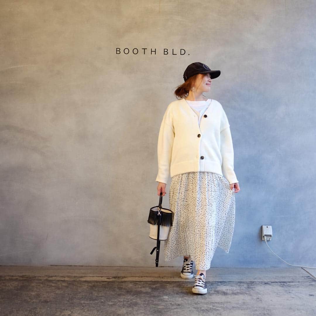 Keikooooooのインスタグラム：「いつかの服♡ . 妊婦健診待ち🤰 暇だから載せてないの載せよー👶🏻 . cardigan @blanc_official.jp #blanc_official  skirt @ariesmirage #ariesmirage  bag @ayako_tanaka_ #ayakobag  shoes @converse_jp #converse . #妊婦 #マタニティ #マタニティコーデ」