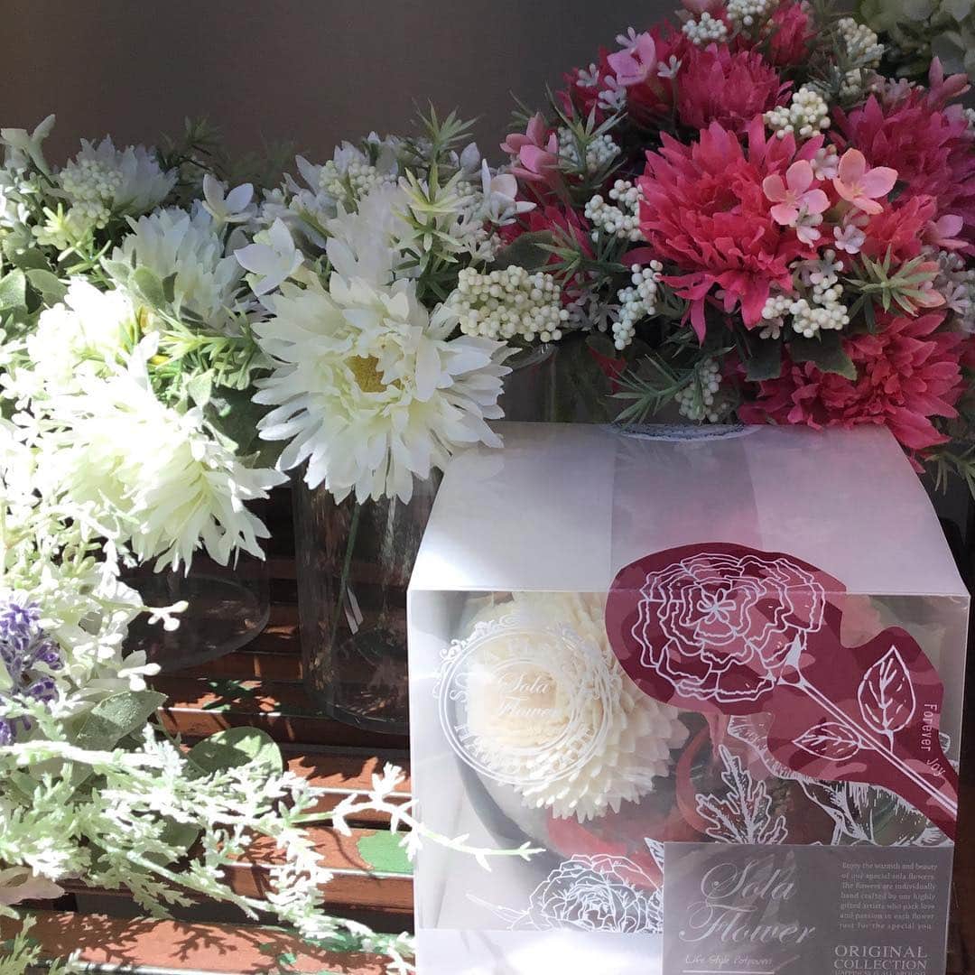 Toffy_Jiyugaokaさんのインスタグラム写真 - (Toffy_JiyugaokaInstagram)「お母さんいつも本当にありがとう✨ ・ 香り付きのポプリのご紹介です。 ・ 器に入った白い花が印象的なグラスボウル。 ・ 丸くて愛らしいボール型のスフィア。 ・ ボックスいっぱいに花を詰め込んだポプリ、ローズローズ。 ・ 全てほのかに甘く香り、気持ちを高めてくれます。 ・  普段は口下手な方も、感謝をお花で表現されるのは如何ですか？🎁✨ ・ 母の日の贈り物は 是非toffyへ。 ・ #toffy #toffy自由が丘#kingjim#自由が丘 #自由が丘駅 #母の日プレゼント #母 #ははのひ #お母さん #おかあさん #母の日 #母の日ギフト #プレゼント #贈り物#ギフト #ポプリポット #雑貨 #雑貨屋 #雑貨屋さん #雑貨屋巡り#jiyugaoka #tokyo#东京」4月16日 12時31分 - toffy_jiyugaoka