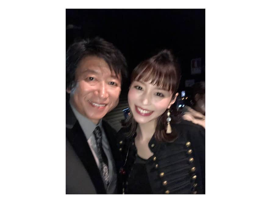 平野綾さんのインスタグラム写真 - (平野綾Instagram)「和彦さんが撮ってくれた💗﻿ ﻿ ﻿ FAIRY TAILで毎週レギュラーでご一緒している、井上和彦さん💙﻿ ﻿ 先日アフレコ現場で銀魂のイベントの話になって、﻿ あれって何年前だったっけ〜？﻿ なぁ〜んてお話していたら、﻿ まさかまた大きなイベントでご一緒できるなんて✨﻿ ﻿ 白組の大トリ⭐️﻿ 出演者全員、エンディングのスタンバイをしながら袖で見させていただきました！﻿ ♪誰がために 痺れたぁ〜⚡️﻿ ﻿ ﻿ ﻿ #声優紅白歌合戦﻿ #声優紅白 #声優紅白2019﻿ #井上和彦 さん💙﻿ #fairytail #銀魂 #涼宮ハルヒの憂鬱﻿ #ayahirano #平野綾」4月16日 12時32分 - a_ya.hirano