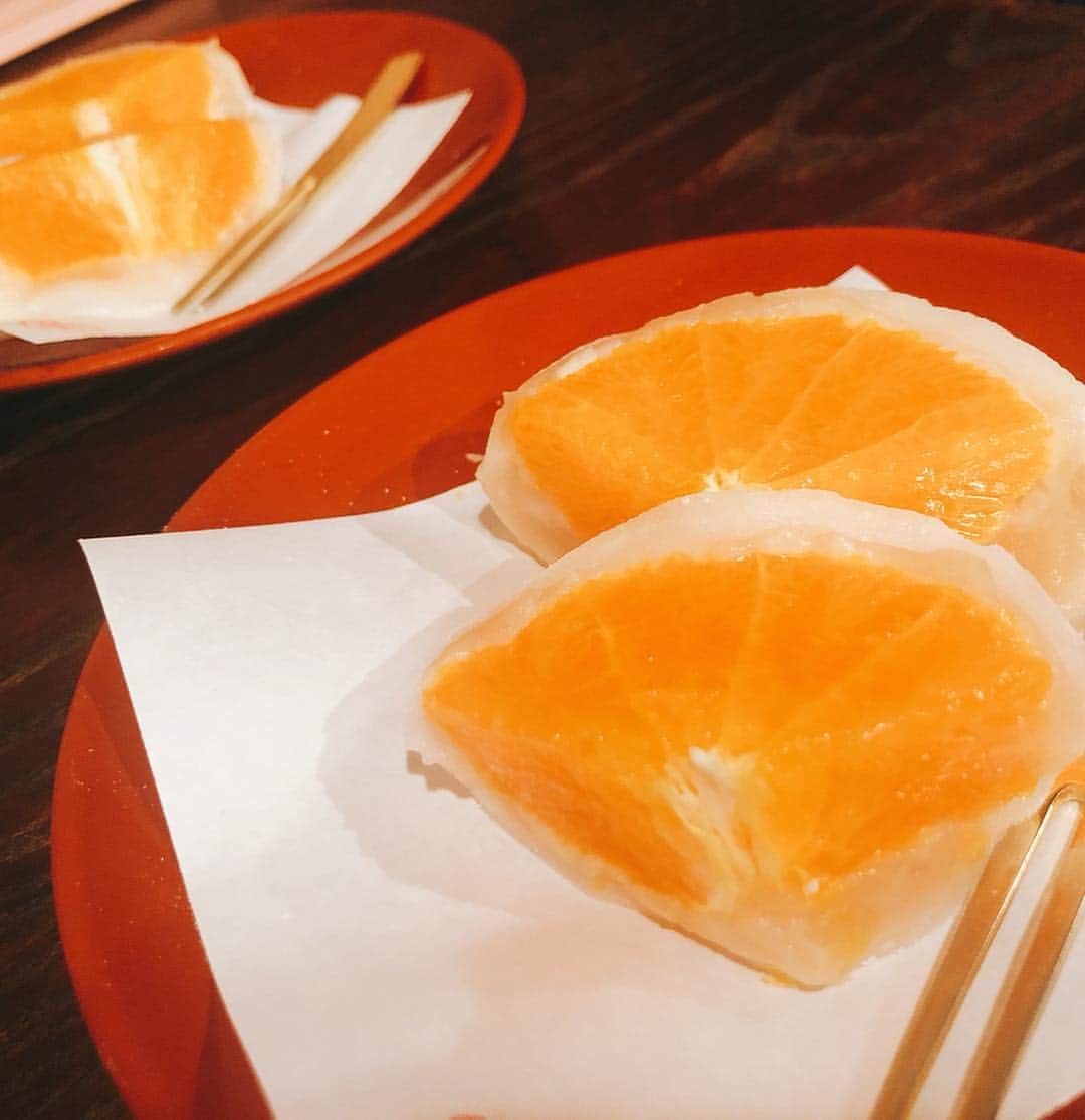 芝彰子さんのインスタグラム写真 - (芝彰子Instagram)「金沢🏯🌸 . 東京から#北陸新幹線 🚄で約2時間半。 . 初めての金沢は、趣と情緒溢れるとっても素敵な所で 街の雰囲気も食べ物も美味しくて最高♥︎ . 特に海の幸はどこで頂いても新鮮で絶品でした✨ . もともと洋菓子が苦手で和菓子派。 そして#加賀棒茶 が大好きだから、ついつい甘味も…🍡🍦 . . 日々、息つくことを忘れがち。 滞在中は普段の色々な事から解き放たれて、 久しぶりに深く呼吸した気がしました☺️💗 . . #金沢 #兼六園 #ひがし茶屋街 #桜 #金沢グルメ #金沢旅行 #ほうじ茶パフェ#フルーツ大福#苺あんみつ#生麩田楽#金沢おでん #kanazawa #sakura #spring #dayoff #model #instagood #gourmet #japan #trip #japanese #matcha #hojicha (食べ物写真ご要望あったのだけど、写真が多すぎて載せきれず…💦また他でupしますねー🙌) .」4月16日 12時32分 - akiaki1221