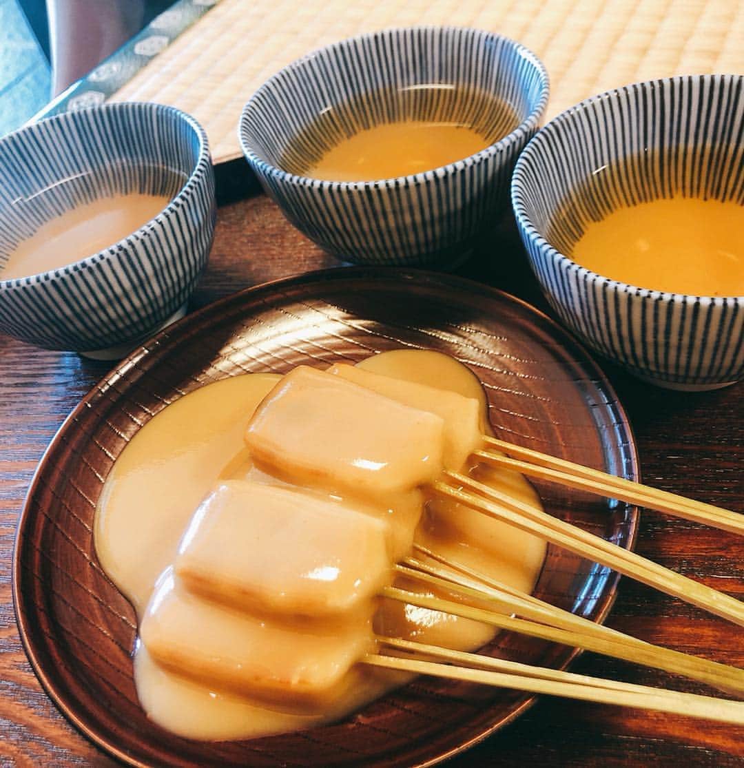 芝彰子さんのインスタグラム写真 - (芝彰子Instagram)「金沢🏯🌸 . 東京から#北陸新幹線 🚄で約2時間半。 . 初めての金沢は、趣と情緒溢れるとっても素敵な所で 街の雰囲気も食べ物も美味しくて最高♥︎ . 特に海の幸はどこで頂いても新鮮で絶品でした✨ . もともと洋菓子が苦手で和菓子派。 そして#加賀棒茶 が大好きだから、ついつい甘味も…🍡🍦 . . 日々、息つくことを忘れがち。 滞在中は普段の色々な事から解き放たれて、 久しぶりに深く呼吸した気がしました☺️💗 . . #金沢 #兼六園 #ひがし茶屋街 #桜 #金沢グルメ #金沢旅行 #ほうじ茶パフェ#フルーツ大福#苺あんみつ#生麩田楽#金沢おでん #kanazawa #sakura #spring #dayoff #model #instagood #gourmet #japan #trip #japanese #matcha #hojicha (食べ物写真ご要望あったのだけど、写真が多すぎて載せきれず…💦また他でupしますねー🙌) .」4月16日 12時32分 - akiaki1221