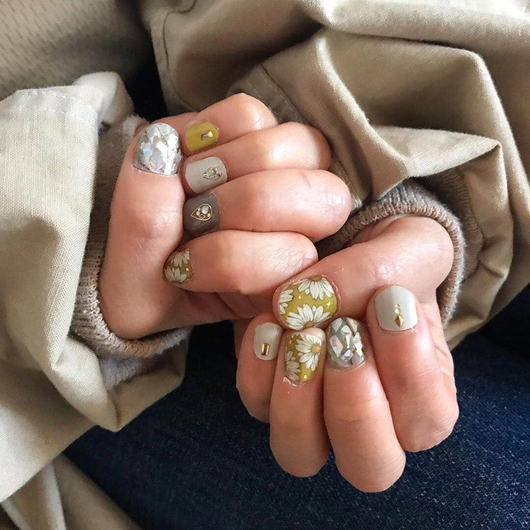 3COINSさんのインスタグラム写真 - (3COINSInstagram)「𓅱 nail items 𓅱﻿ ﻿ 3COINSのコスメブランドMagic Closet(マジッククローゼット)のネイルアイテムも優秀です♪﻿ ﻿ 貼るだけ簡単のジェルネイルシールをイオンモール幕張新都心店のjunko( @3coins_makuhari.junko )がご紹介！﻿ ﻿ 手軽にツヤツヤネイルが楽しめるのはとってもいいですね！﻿ ﻿ 普段ネイルができない方も1日だけのオシャレにピッタリですよ☆﻿ ﻿ ✎︎＿＿＿＿＿＿＿＿＿＿＿＿＿＿＿＿＿＿＿＿＿＿﻿ ﻿ ﻿ 昨日ご紹介したジェルネイルシール🌼﻿﻿﻿ 早速やってみました♥﻿﻿﻿ ﻿﻿﻿ ﻿﻿ 初めてにしては上出来でかなりテンション上がってます( ¨̮ )♥﻿﻿﻿ ﻿﻿﻿ やってみての感想としては.. ︎︎︎︎☑︎説明にある上からヤスリをかけ続けると爪が少しでてしまったり失敗しがちだったので..﻿﻿﻿ ちぎれるところまでは上からやりつつ、途中から横にスライドした方が綺麗にできます！﻿ ︎︎︎︎﻿﻿ ﻿﻿ ☑︎ネイルシールのサイズが合わない時は眉毛用のハサミで細かく調整しましょう♥﻿﻿﻿ ﻿﻿ ﻿ ︎︎︎︎☑︎更にもちを良くするにはトップコートをした方がいいと思います✨﻿ ︎︎︎︎﻿﻿ ﻿﻿ ☑︎私は一種類だけでなく⑦と⑥を組み合わせて使いました！﻿﻿﻿ ﻿﻿﻿ ﻿﻿﻿ ぜひ色んな種類を買って試して下さい〜🧡﻿﻿﻿ 私も追加で購入しようと思います😆﻿﻿﻿ ﻿﻿﻿ ﻿﻿﻿ ネイルシール各￥300+tax﻿﻿﻿﻿ ﻿﻿﻿﻿ #3COINS#スリーコインズ#スリコ﻿﻿﻿﻿﻿﻿﻿﻿﻿﻿﻿﻿﻿﻿﻿﻿ #MagicCloset#マジッククローゼット#MCコスメ#3COINSコスメ#プチプラコスメ#ジェルネイルシール#ネイルシール#セルフネイル#プチプラネイル#300円#300均#3COINS新商品#スリコ人気商品#3COINS人気商品#3COINS購入品#幕張新都心#幕張新都心イオン#イオンモール幕張新都心 #幕張メッセ#お買い物#プチプラ#プチプラ雑貨#プチプラ好き」4月16日 12時43分 - 3coins_official