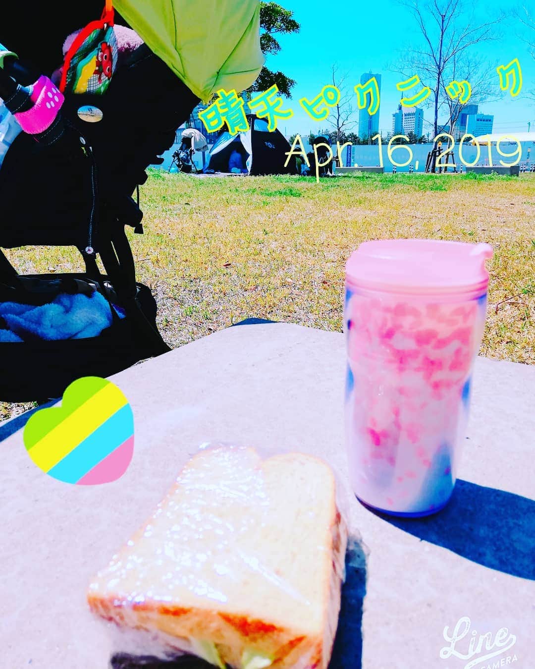 畠山智妃さんのインスタグラム写真 - (畠山智妃Instagram)「晴れてる‼️それだけでbigイベント💕  さいこーう😚🥪☕ #晴天 まずは#二人でピクニック ほぼ#ソロピクニック 今日は#アイスコーヒーにすべきだった」4月16日 12時35分 - chaki_wooper