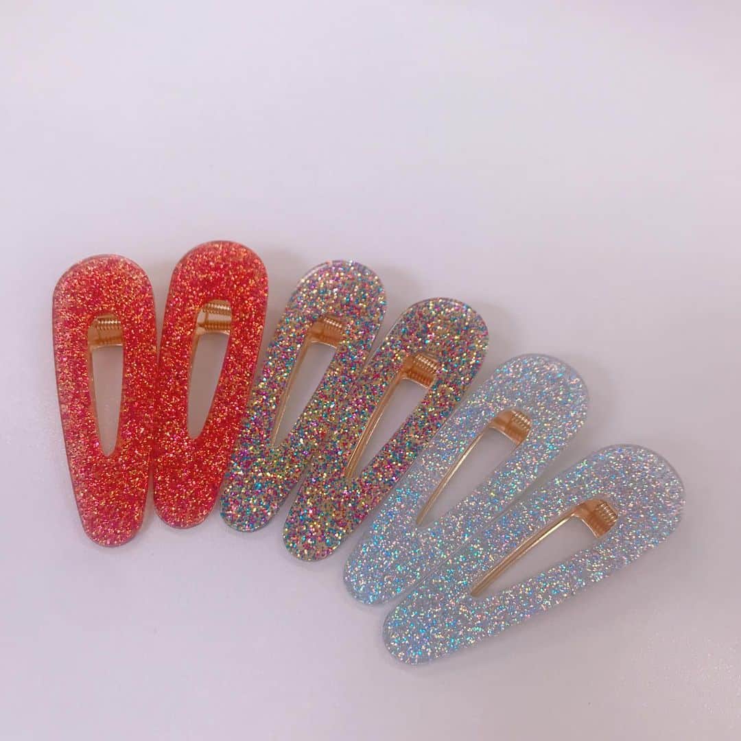 のインスタグラム：「キラキララメラメ2Pクリップ ¥390+tax🐬💭💭 夏まで使えるクリップおすすめです🌼🌈💕 #wego#wegogood#accessory#instagood#instafashion#metal#Pearl#lamé#hairaccessory#followforfollowback #harajuku#kawaii#プチプラ#プチプラアクセ#MERY#rili_tokyo#置き画くら部#멋스타그램#패션#패션스타그램」