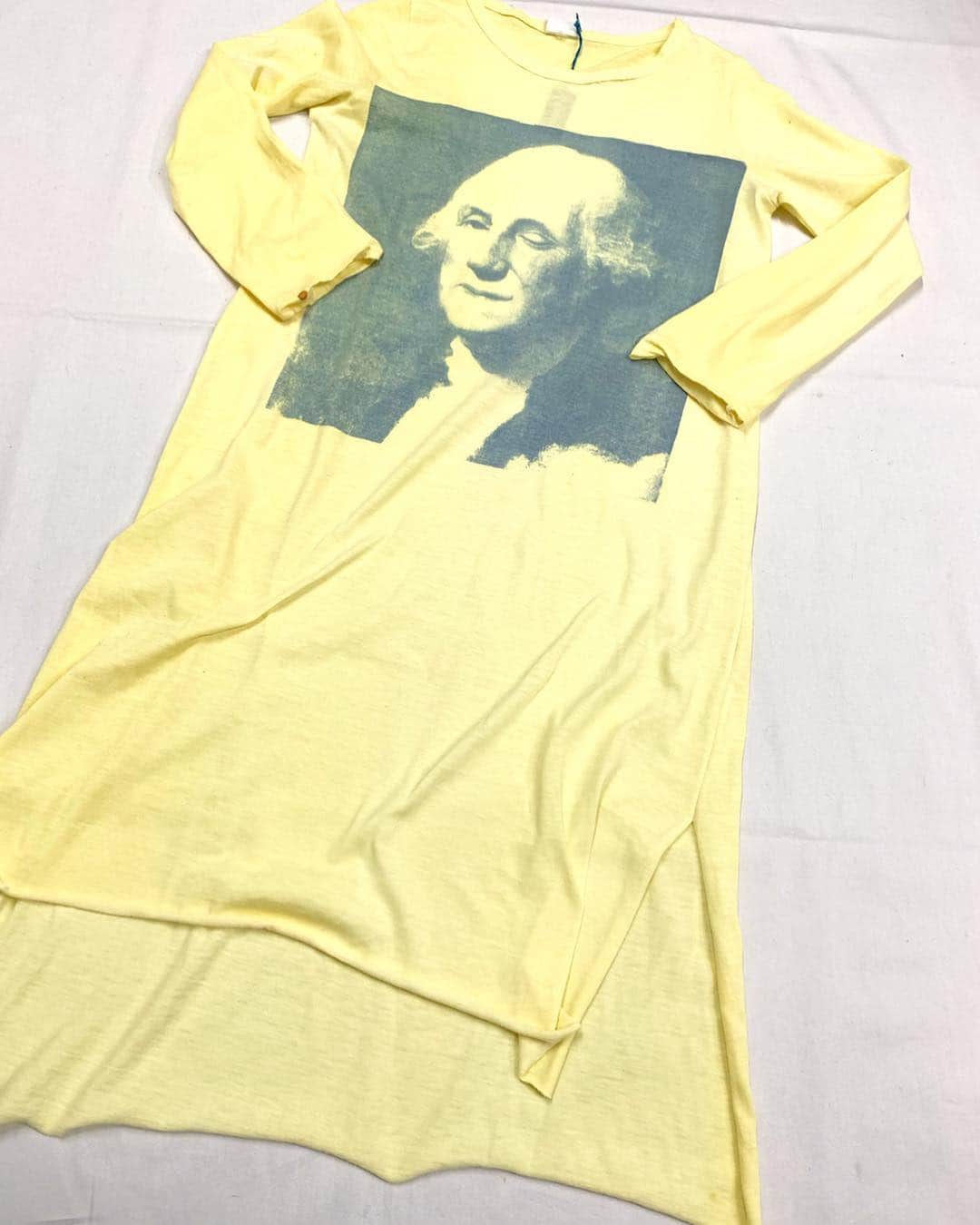 ジャムルさんのインスタグラム写真 - (ジャムルInstagram)「Lady's wink George Washington long length Tee ¥4000+tax 肩幅 32.5cm 身幅 43.5cm 着丈 前80cm 後97cm 袖丈 49.5cm . 通販も可能です。 お問い合わせはお電話で承ります。 . #お問い合わせはお電話で承ります #jammru  #osaka  #fashion  #streetstyle  #streetfashion  #vtg  #vintage  #used  #usedclothing  #古着 #古着屋 #ファッション #70s #80s #90s #jammru_ladies#GeorgeWashington」4月16日 12時36分 - jammru