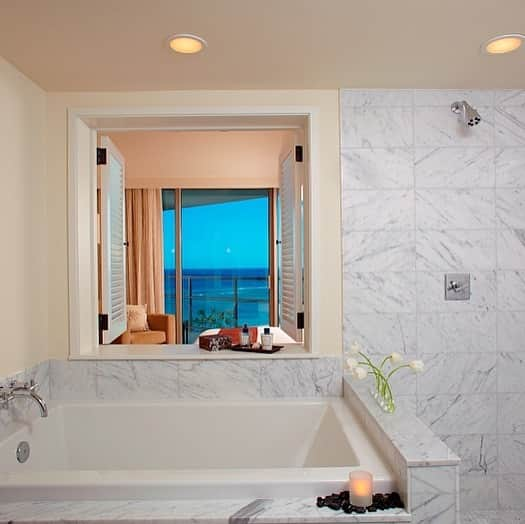 Trump Waikikiさんのインスタグラム写真 - (Trump WaikikiInstagram)「Say Aloha to luxurious touches in spacious and residential style suites that include white Italian marble baths with deep soaking tubs and floor-to-ceiling windows. #trumpwaikiki #italianmarblebathrooms #deepsoakingtubs #fivestarhotelwaikiki #luxuryhotel #luxurytravel #familytravel #multigenerationaltravel #romancetravel  イタリア製大理石のバスルームと床から天井までの広い窓。トランプ・ワイキキのゲストルームでごゆっくりとおくつろぎ下さい。 #トランプワイキキ #5つ星ホテル #ラグジュアリートラベル #家族でハワイ#ハネムーン #ハワイ旅行」4月16日 12時40分 - trumpwaikiki