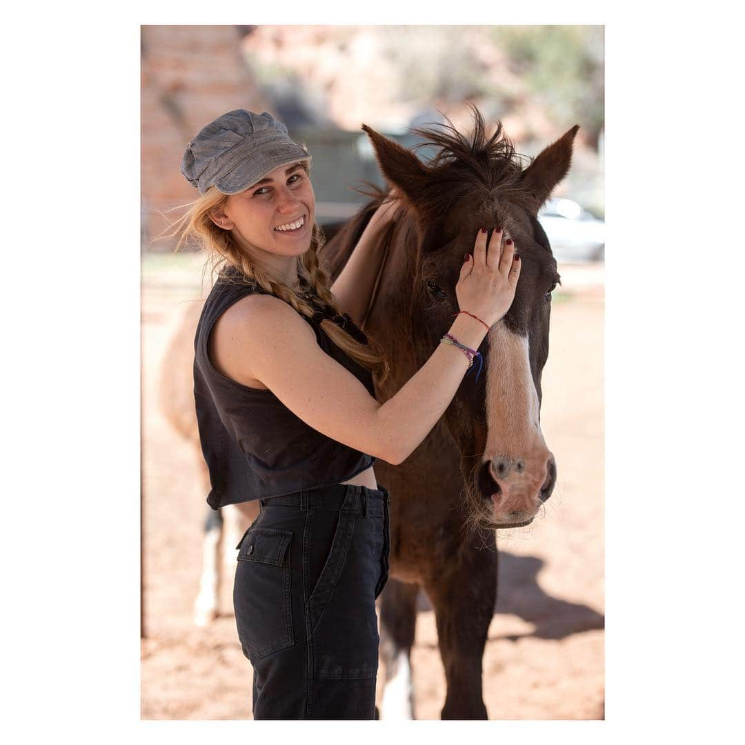 ゾージア・マメットさんのインスタグラム写真 - (ゾージア・マメットInstagram)「What an incredible and inspiring day @bestfriendsanimalsociety sanctuary. @johnakite_ and I got to play with horses and pigs and cats and a dog named #ladygaga. Even Moose loved it. I think @johnakite_ might leave me for Helen the horse though. They were having quite the love affair. #savethemall #nokill2025」4月16日 12時44分 - zosiamamet