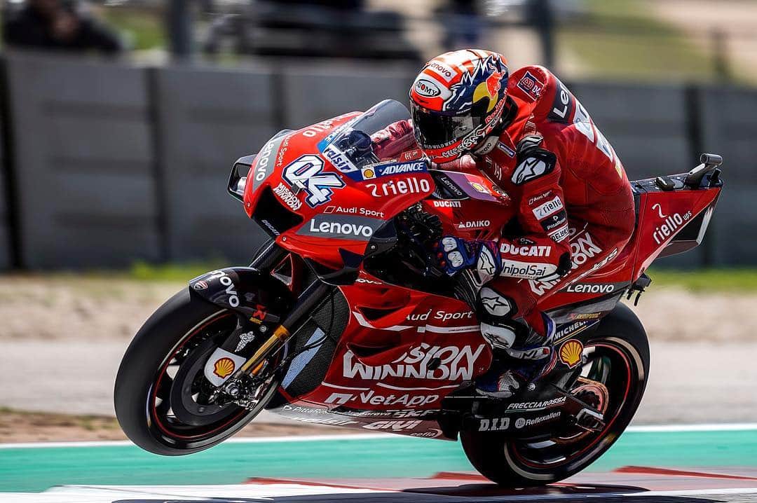 Ducati Japanさんのインスタグラム写真 - (Ducati JapanInstagram)「【MotoGP】ドヴィツィオーゾ4位、ペトルッチ6位でフィニッシュ 2019 MotoGP第3戦のアメリカズGPが、米国テキサス州オースティンのサーキット・オブ・ジ・アメリカズで開催されました。Mission Winnowドゥカティ・チームのアンドレア・ドヴィツィオーゾは、このレースで4位に入り、3戦終了時点で合計54ポイントを獲得して、再びチャンピオンシップのリーダーとなりました。またチームメイトのダニーロ・ペトルッチは6位でチェッカー。ライダーズ・ランキング5位をキープしています。  アンドレア・ドヴィツィオーゾ（Mission Winnowドゥカティ・チーム #04） 4位 「予選の順位が13番手だったことを考えると、この結果には満足している。あと半周あれば、表彰台を獲得することもできたかもしれない。今日は非常に厳しいレースとなった。レース序盤は、フロントのグリップに苦しんで、トップグループのペースについてゆくことができなかったが、落ち着いて冷静に走ることに集中した。周回を重ねるごとに自信とリズムを取り戻して、レース後半には戦闘力も高まり、ミラーのすぐ後方まで迫ることができた。何人かのライダーがクラッシュしたのもラッキーだった。しかし、限界までプッシュしていれば、これは誰にでも起こることだ。ライダーズおよびコンストラクターズ・ランキングでトップに返り咲くことができた。去年と比較してマシンのフィーリングは良くなったが、手強いライバルが沢山いるので、まだ十分ではない。今後もマシンの熟成を進める必要がある」  ダニーロ・ペトルッチ（Mission Winnowドゥカティ・チーム #09） 6位 「フリープラクティスで発生したさまざまな問題を考えれば、ここテキサスで6位に入れたことには満足している。もちろん、もっと上位を狙いたいが、今日のレースでも貴重なポイントを獲得して、ランキング5位をキープしている。今日は、長く厳しいレースだった。ドヴィツィオーゾとモルビデリ（フランコ：ヤマハ）に追いついたとき、彼らをオーバーテイクできるかもしれないと思ったが、フロントが何度かロックしたので、リクスが大きすぎると判断した。いずれにしても、レースの結果には満足している。チームは素晴らしい仕事をしてくれた。ここは得意なサーキットではないが、今日はできる限り最高の結果を出せたと思う。今後は、僕たちにとってより相性の良いサーキットが続くので、次戦のヘレスから始まるヨーロッパ・ラウンドを今から楽しみにしている」  次戦／第4戦は5月3日～5日に、スペインのヘレス・デ・ラ・フロンテーラで開催されます。 引き続きMission Winnowドゥカティ・チームへご声援をお願いします。  #MissionWinnowDucati #ForzaDucati #ドゥカティ #MotoGP #パニガーレV4 #AmericasGP」4月16日 12時52分 - ducatijapan
