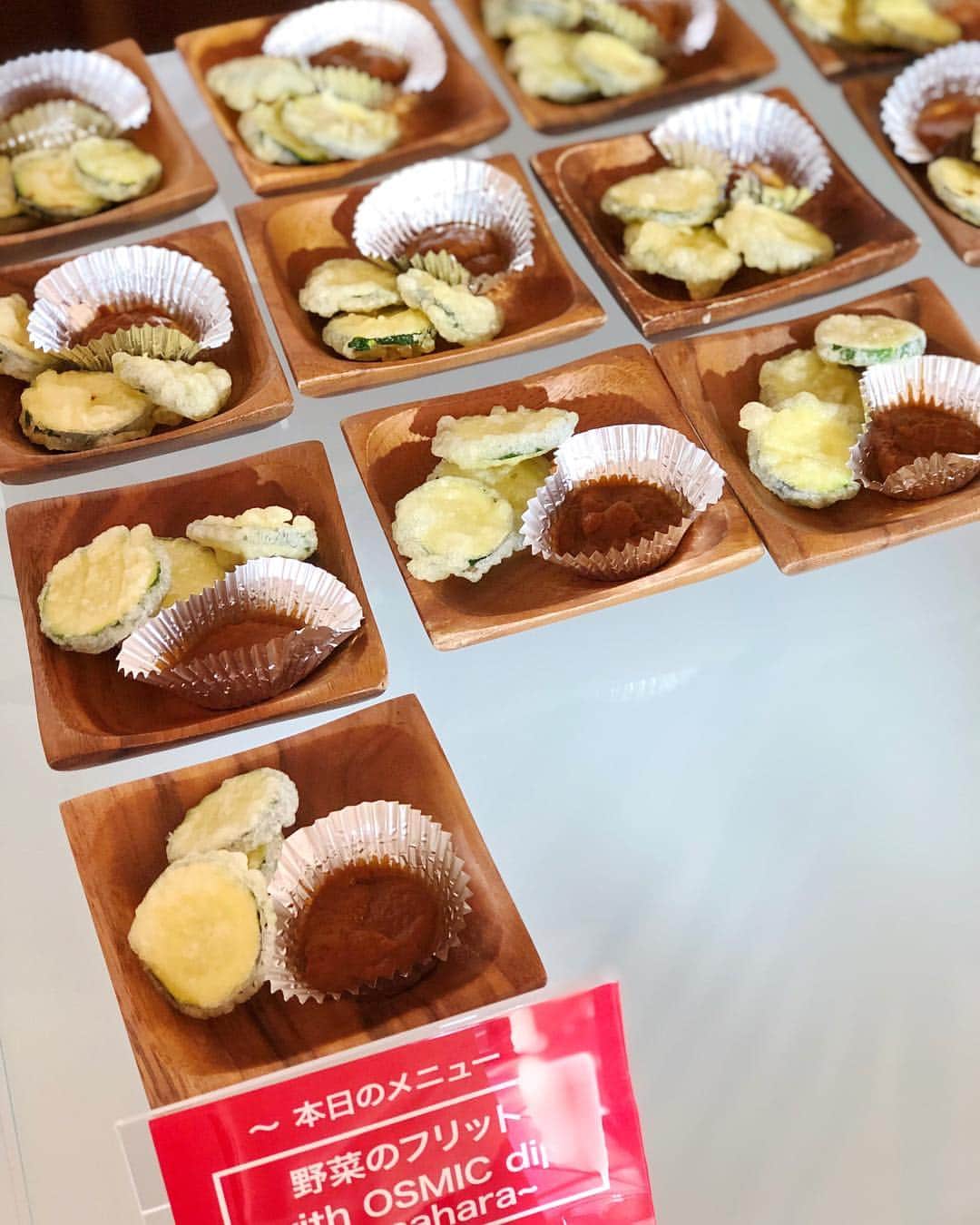 l.lily1013さんのインスタグラム写真 - (l.lily1013Instagram)「昨日は『オスミック トマトフェス』 パーティーに出席してきました😊 ・ 有名シェフの #落合務 氏、#脇屋友嗣 氏、#笠原将弘 氏、#鎧塚俊彦 氏が考案した オスミックトマトを使ったメニューを試食させていただいたよ🍅 ・ トマトの創作料理の幅が広くて、 改めてトマトって万能食材だなぁって思いました✨ ・ お肉にも魚介にもパンにもシャンパンにも合ってしまう 土からこだわった高糖度なオスミックトマト🍅 ・ 糖度も種類があって とっても美味しかったです😊🍅 ・ ・ #OSMICトマト#トマト#トマト料理#創作料理#デリスタグラマー#トマトジュース #スイーツ好き #ママコーデ#パーティー料理#野菜料理 #野菜たっぷり #とまと#主婦楽しもう部#オフィスコーデ#シンプルコーデ#立食パーティー」4月16日 12時48分 - l.lily1013