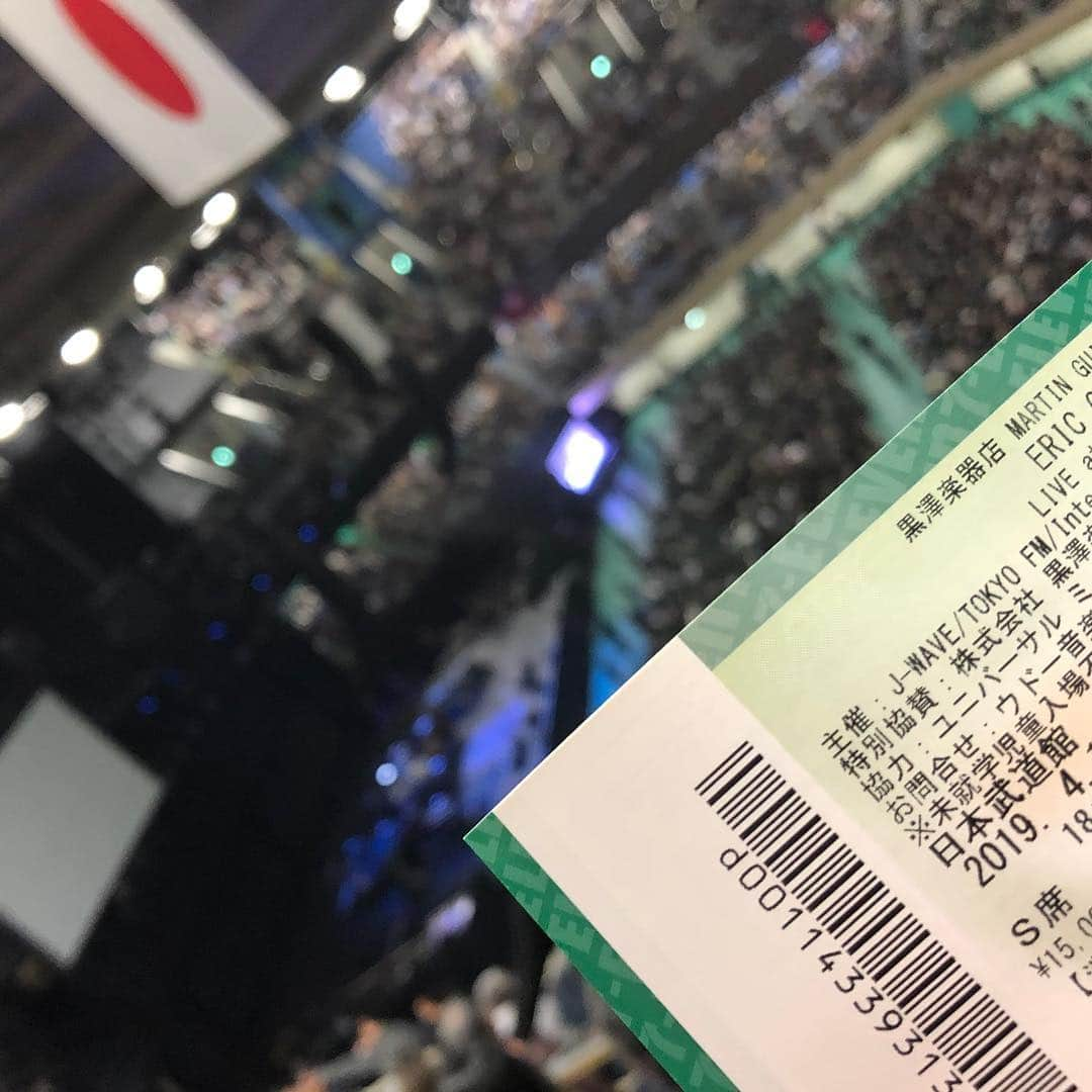 南果歩さんのインスタグラム写真 - (南果歩Instagram)「行ってきました‼️ #ericclapton ‼️ 急に時間取れたのでチケット探してたら、 #チケぴでリセール が出てゲット‼️ こまめにチェックするものですね😊 もうもうもうEricったら、カッチョいいのなんのって。 舞台はいたってシンプル。Ericの衣装だって普段着。 満員の武道館に立っても、いつもの俺さって感じで、力まずギターを楽しみ、歌を楽しみってスタンスで、ありのままのEricだった。 結婚指輪がキラリと光る指先はもう神の域。 結婚してる男性が指輪してるのってやっぱりカッコいいなあ。 「Wonderful Tonight」には痺れた❤️ 仲良しのケイちゃんとその後、余韻に浸ったWonderful Tonightでした🌙 #頼りになるチケぴ #ライブチケットは諦めないことが必勝の鍵 #ライブに勝るもの無し」4月16日 12時50分 - kaho_minami