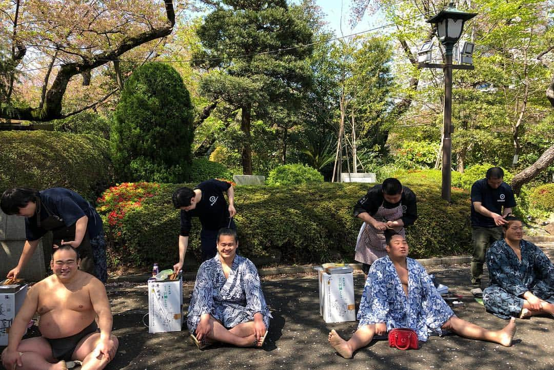 日本相撲協会さんのインスタグラム写真 - (日本相撲協会Instagram)「靖國神社奉納大相撲の様子。 理事長、巡業部長 副部長、幕内力士で参拝。 #sumo #相撲 #大相撲 #巡業 #春 #桜 #日本 #japan」4月16日 12時53分 - sumokyokai