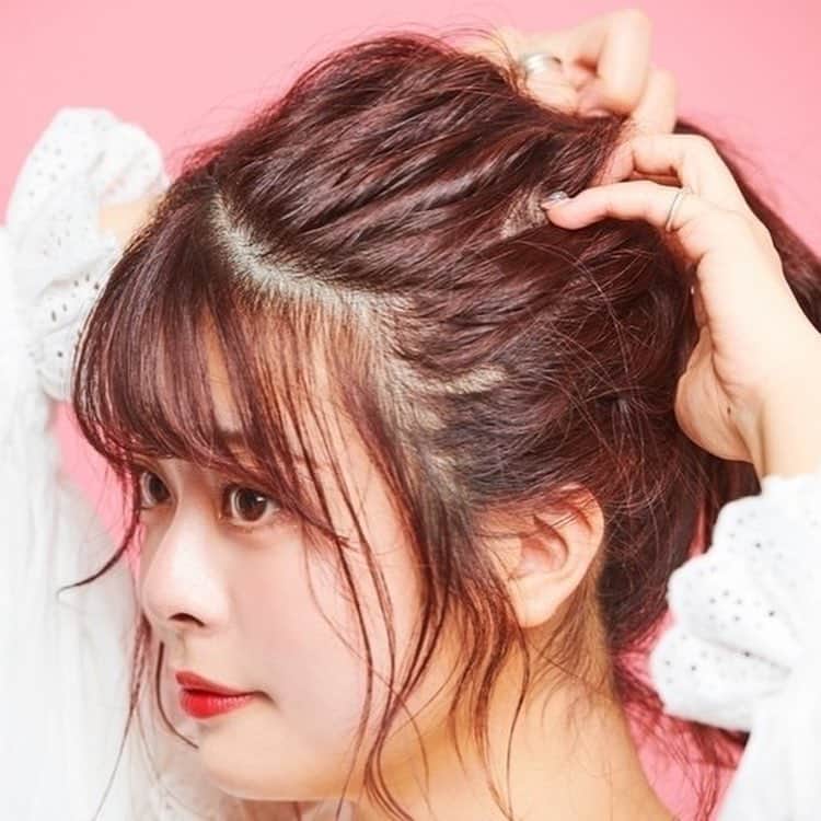 ローリエプレス編集部さんのインスタグラム写真 - (ローリエプレス編集部Instagram)「ローリエプレスならヘアアレンジわかりやすく解説✨﻿ アプリをDLすれば、お気に入りの記事をいつでも読み返せるよ🐰💕﻿ ﻿ ﻿ ♡簡単ヘアアレンジのやり方〜お団子ヘア〜♡﻿ ﻿ ❤︎1.頭の高い位置でお団子を作ります。このとき毛先は残しておきます。真上に作らないのがポイントだよ🍒﻿ ﻿ ❤︎2.髪の毛を奥からつまんで少しづつ引き出すと、こなれ感を出せます。後頭部の髪はピンで固定してね🐰﻿ ﻿ ❤︎3.お団子ヘアで残した毛先を26mmコテで巻きます。手持ちのコテでも🙆‍♀️﻿ ﻿ ❤︎4.リボンを結んだら完成♡　使ったリボンはDAISOのTシャツヤーンリボンがお気に入り🎀﻿ ﻿ ﻿ ♡おしゃれポイント♡﻿ あえてきれいにまとめない、ゆるっと感がこのアレンジの一番のポイント。毛先や顔横の毛をコテで巻くと、ふんわりかわいいラフ感が出るよ♡　﻿ ﻿ みんなもやってみてね！﻿ ﻿ ﻿ ﻿ ﻿ #ローリエプレス #ヘアアレンジ」4月16日 12時55分 - laurier_press