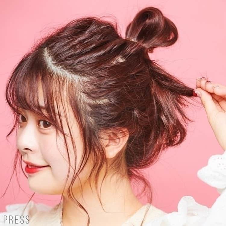 ローリエプレス編集部さんのインスタグラム写真 - (ローリエプレス編集部Instagram)「ローリエプレスならヘアアレンジわかりやすく解説✨﻿ アプリをDLすれば、お気に入りの記事をいつでも読み返せるよ🐰💕﻿ ﻿ ﻿ ♡簡単ヘアアレンジのやり方〜お団子ヘア〜♡﻿ ﻿ ❤︎1.頭の高い位置でお団子を作ります。このとき毛先は残しておきます。真上に作らないのがポイントだよ🍒﻿ ﻿ ❤︎2.髪の毛を奥からつまんで少しづつ引き出すと、こなれ感を出せます。後頭部の髪はピンで固定してね🐰﻿ ﻿ ❤︎3.お団子ヘアで残した毛先を26mmコテで巻きます。手持ちのコテでも🙆‍♀️﻿ ﻿ ❤︎4.リボンを結んだら完成♡　使ったリボンはDAISOのTシャツヤーンリボンがお気に入り🎀﻿ ﻿ ﻿ ♡おしゃれポイント♡﻿ あえてきれいにまとめない、ゆるっと感がこのアレンジの一番のポイント。毛先や顔横の毛をコテで巻くと、ふんわりかわいいラフ感が出るよ♡　﻿ ﻿ みんなもやってみてね！﻿ ﻿ ﻿ ﻿ ﻿ #ローリエプレス #ヘアアレンジ」4月16日 12時55分 - laurier_press