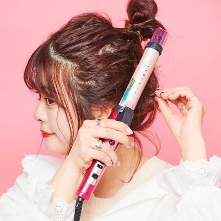 ローリエプレス編集部さんのインスタグラム写真 - (ローリエプレス編集部Instagram)「ローリエプレスならヘアアレンジわかりやすく解説✨﻿ アプリをDLすれば、お気に入りの記事をいつでも読み返せるよ🐰💕﻿ ﻿ ﻿ ♡簡単ヘアアレンジのやり方〜お団子ヘア〜♡﻿ ﻿ ❤︎1.頭の高い位置でお団子を作ります。このとき毛先は残しておきます。真上に作らないのがポイントだよ🍒﻿ ﻿ ❤︎2.髪の毛を奥からつまんで少しづつ引き出すと、こなれ感を出せます。後頭部の髪はピンで固定してね🐰﻿ ﻿ ❤︎3.お団子ヘアで残した毛先を26mmコテで巻きます。手持ちのコテでも🙆‍♀️﻿ ﻿ ❤︎4.リボンを結んだら完成♡　使ったリボンはDAISOのTシャツヤーンリボンがお気に入り🎀﻿ ﻿ ﻿ ♡おしゃれポイント♡﻿ あえてきれいにまとめない、ゆるっと感がこのアレンジの一番のポイント。毛先や顔横の毛をコテで巻くと、ふんわりかわいいラフ感が出るよ♡　﻿ ﻿ みんなもやってみてね！﻿ ﻿ ﻿ ﻿ ﻿ #ローリエプレス #ヘアアレンジ」4月16日 12時55分 - laurier_press