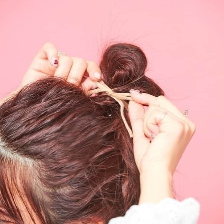 ローリエプレス編集部さんのインスタグラム写真 - (ローリエプレス編集部Instagram)「ローリエプレスならヘアアレンジわかりやすく解説✨﻿ アプリをDLすれば、お気に入りの記事をいつでも読み返せるよ🐰💕﻿ ﻿ ﻿ ♡簡単ヘアアレンジのやり方〜お団子ヘア〜♡﻿ ﻿ ❤︎1.頭の高い位置でお団子を作ります。このとき毛先は残しておきます。真上に作らないのがポイントだよ🍒﻿ ﻿ ❤︎2.髪の毛を奥からつまんで少しづつ引き出すと、こなれ感を出せます。後頭部の髪はピンで固定してね🐰﻿ ﻿ ❤︎3.お団子ヘアで残した毛先を26mmコテで巻きます。手持ちのコテでも🙆‍♀️﻿ ﻿ ❤︎4.リボンを結んだら完成♡　使ったリボンはDAISOのTシャツヤーンリボンがお気に入り🎀﻿ ﻿ ﻿ ♡おしゃれポイント♡﻿ あえてきれいにまとめない、ゆるっと感がこのアレンジの一番のポイント。毛先や顔横の毛をコテで巻くと、ふんわりかわいいラフ感が出るよ♡　﻿ ﻿ みんなもやってみてね！﻿ ﻿ ﻿ ﻿ ﻿ #ローリエプレス #ヘアアレンジ」4月16日 12時55分 - laurier_press