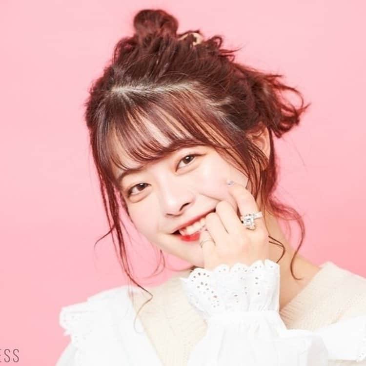 ローリエプレス編集部さんのインスタグラム写真 - (ローリエプレス編集部Instagram)「ローリエプレスならヘアアレンジわかりやすく解説✨﻿ アプリをDLすれば、お気に入りの記事をいつでも読み返せるよ🐰💕﻿ ﻿ ﻿ ♡簡単ヘアアレンジのやり方〜お団子ヘア〜♡﻿ ﻿ ❤︎1.頭の高い位置でお団子を作ります。このとき毛先は残しておきます。真上に作らないのがポイントだよ🍒﻿ ﻿ ❤︎2.髪の毛を奥からつまんで少しづつ引き出すと、こなれ感を出せます。後頭部の髪はピンで固定してね🐰﻿ ﻿ ❤︎3.お団子ヘアで残した毛先を26mmコテで巻きます。手持ちのコテでも🙆‍♀️﻿ ﻿ ❤︎4.リボンを結んだら完成♡　使ったリボンはDAISOのTシャツヤーンリボンがお気に入り🎀﻿ ﻿ ﻿ ♡おしゃれポイント♡﻿ あえてきれいにまとめない、ゆるっと感がこのアレンジの一番のポイント。毛先や顔横の毛をコテで巻くと、ふんわりかわいいラフ感が出るよ♡　﻿ ﻿ みんなもやってみてね！﻿ ﻿ ﻿ ﻿ ﻿ #ローリエプレス #ヘアアレンジ」4月16日 12時55分 - laurier_press