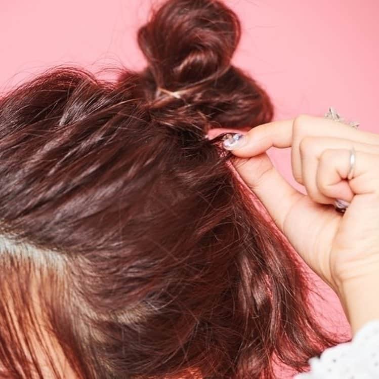 ローリエプレス編集部さんのインスタグラム写真 - (ローリエプレス編集部Instagram)「ローリエプレスならヘアアレンジわかりやすく解説✨﻿ アプリをDLすれば、お気に入りの記事をいつでも読み返せるよ🐰💕﻿ ﻿ ﻿ ♡簡単ヘアアレンジのやり方〜お団子ヘア〜♡﻿ ﻿ ❤︎1.頭の高い位置でお団子を作ります。このとき毛先は残しておきます。真上に作らないのがポイントだよ🍒﻿ ﻿ ❤︎2.髪の毛を奥からつまんで少しづつ引き出すと、こなれ感を出せます。後頭部の髪はピンで固定してね🐰﻿ ﻿ ❤︎3.お団子ヘアで残した毛先を26mmコテで巻きます。手持ちのコテでも🙆‍♀️﻿ ﻿ ❤︎4.リボンを結んだら完成♡　使ったリボンはDAISOのTシャツヤーンリボンがお気に入り🎀﻿ ﻿ ﻿ ♡おしゃれポイント♡﻿ あえてきれいにまとめない、ゆるっと感がこのアレンジの一番のポイント。毛先や顔横の毛をコテで巻くと、ふんわりかわいいラフ感が出るよ♡　﻿ ﻿ みんなもやってみてね！﻿ ﻿ ﻿ ﻿ ﻿ #ローリエプレス #ヘアアレンジ」4月16日 12時55分 - laurier_press