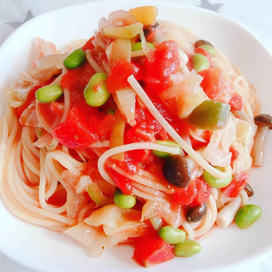 佐藤康恵さんのインスタグラム写真 - (佐藤康恵Instagram)「Today's lunch❣️Pasta🍝 パプリカ,枝豆,オニオン,しめじ,キャベジ,ホールトマト🍅。 オリーブオイルと塩麹との相性good😋❣️ 風味を増すためにオレガノと胡椒を最後にフリフリ🎶 皆んなのlunchはな〜にかな😊🌸 #lunch #homemade #佐藤康恵 #邪美 #ysjewel #二児の母 #mama #pasta #actress #model #japan」4月16日 12時56分 - yasuesato.official