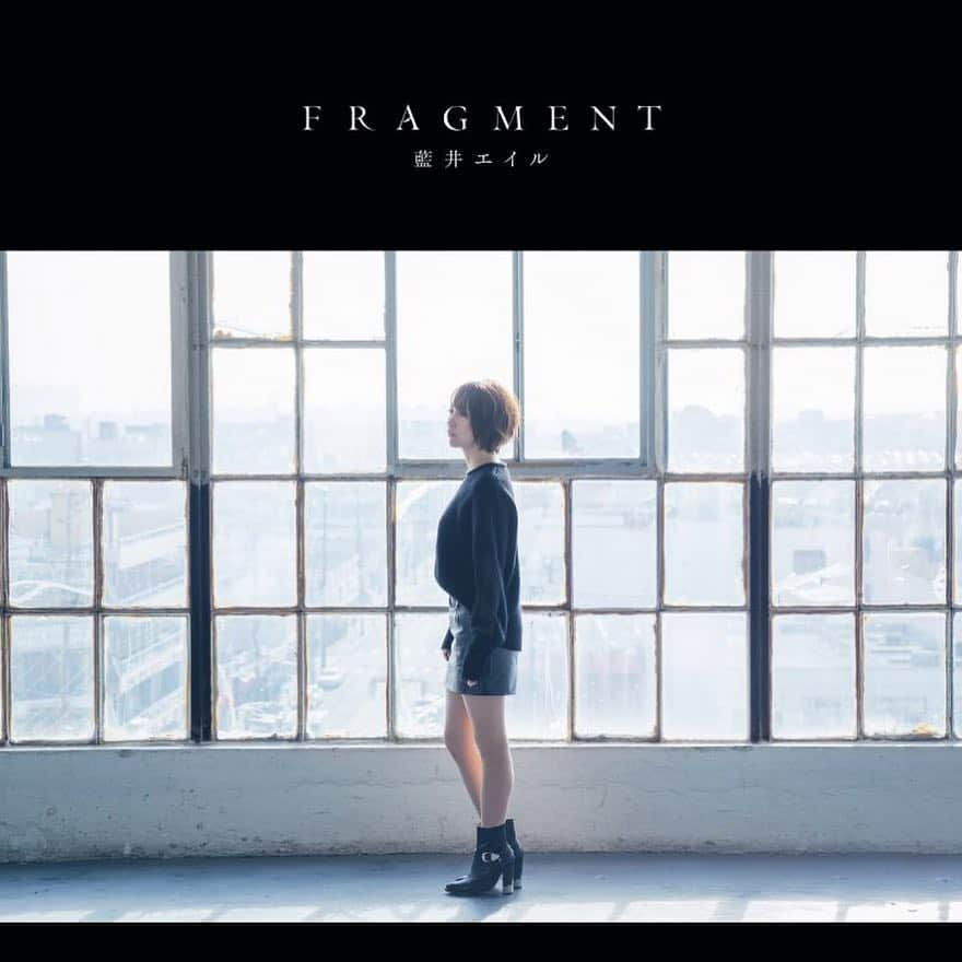 藍井エイルさんのインスタグラム写真 - (藍井エイルInstagram)「明日4月17日(水)にアルバム『FRAGMENT』をリリースします！ . 日常の中でふと感じる気持ちや想いの“カケラ”を楽曲に込めました。皆さんの日常に寄り添えた1枚になれれば嬉しいです。 . . . . . . 【詳細】 ■初回盤A：CD＋BD＋Photobook　￥4,000-（￥3,704＋税） . ■初回盤B：CD＋DVD＋Photobook　￥3,700-（￥3,426＋税） . ■通常盤：CD　￥3,000-（￥2,778-＋税） . ■完全生産限定盤：CD＋BD＋Photobook＋Tシャツ　￥8,000（￥7,407-＋税） . . . [DISC1：CD] M1. 「約束」（作詞：Eir、重永亮介　作曲：重永亮介　編曲：重永亮介） M2. 「SINGULARITY」（作詞：重永亮介　作曲：重永亮介　編曲：重永亮介） M3. 「流星」（作詞：Eir、津波幸平　作曲：津波幸平　編曲：津波幸平） （TVアニメ「ソードアートオンライン オルタナティブ ガンゲイル・オンライン」OPーマ） M4. 「UNLIMITED」（作詞：篤志、minami rumi　作曲：篤志　編曲：篤志） （VRゲーム「東京クロノス」オープニングテーマ） M5. 「グローアップ」（作詞：Eir　作曲：篤志 編曲：篤志） M6. 「螺旋世界」（作詞：TAMATE BOX (FUZ) 、Eir　作曲：TAMATE BOX (FUZ) 、Eir　編曲：TAMATE BOX(FUZ)） M7. 「パズルテレパシー」　（作詞：カノエラナ　作曲：カノエラナ　編曲：重永亮介） M8. 「FROATIN’」（作詞：安田貴広、Eir　作曲：安田貴広　編曲：安田貴広） M9. 「アイリス」（作詞：Eir　作曲：ArmySlick、Lauren Kaori　編曲：ArmySlick） （TVアニメ「ソードアート・オンライン アリシゼーション」EDテーマ） M10. 「今」（作詞：水野良樹　作曲：水野良樹　編曲：江口亮） M11. 「フラグメント」（作詞：Eir　作曲：Eir　編曲：山下洋介） . . [DISC2：BD / DVD] M1. 「約束」 Music Video M2. 「流星」 Music Video M3. 「アイリス」 Music Video M4. 「UNLIMITED」 Music Video M5. 「FRAGMENT」 Making Movie . [Photobook] ロサンゼルスで撮り下ろしたフォトブック（初回盤A・初回盤B・完全生産限定盤ともに共通の内容） . [Tシャツ] 藍井エイル「FRAGMENT」オリジナルプリントTシャツ。Lサイズのみ。ブラック。」4月16日 13時03分 - aoieir