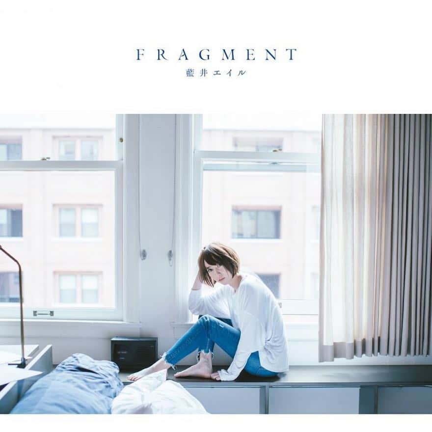 のインスタグラム：「明日4月17日(水)にアルバム『FRAGMENT』をリリースします！ . 日常の中でふと感じる気持ちや想いの“カケラ”を楽曲に込めました。皆さんの日常に寄り添えた1枚になれれば嬉しいです。 . . . . . . 【詳細】 ■初回盤A：CD＋BD＋Photobook　￥4,000-（￥3,704＋税） . ■初回盤B：CD＋DVD＋Photobook　￥3,700-（￥3,426＋税） . ■通常盤：CD　￥3,000-（￥2,778-＋税） . ■完全生産限定盤：CD＋BD＋Photobook＋Tシャツ　￥8,000（￥7,407-＋税） . . . [DISC1：CD] M1. 「約束」（作詞：Eir、重永亮介　作曲：重永亮介　編曲：重永亮介） M2. 「SINGULARITY」（作詞：重永亮介　作曲：重永亮介　編曲：重永亮介） M3. 「流星」（作詞：Eir、津波幸平　作曲：津波幸平　編曲：津波幸平） （TVアニメ「ソードアートオンライン オルタナティブ ガンゲイル・オンライン」OPーマ） M4. 「UNLIMITED」（作詞：篤志、minami rumi　作曲：篤志　編曲：篤志） （VRゲーム「東京クロノス」オープニングテーマ） M5. 「グローアップ」（作詞：Eir　作曲：篤志 編曲：篤志） M6. 「螺旋世界」（作詞：TAMATE BOX (FUZ) 、Eir　作曲：TAMATE BOX (FUZ) 、Eir　編曲：TAMATE BOX(FUZ)） M7. 「パズルテレパシー」　（作詞：カノエラナ　作曲：カノエラナ　編曲：重永亮介） M8. 「FROATIN’」（作詞：安田貴広、Eir　作曲：安田貴広　編曲：安田貴広） M9. 「アイリス」（作詞：Eir　作曲：ArmySlick、Lauren Kaori　編曲：ArmySlick） （TVアニメ「ソードアート・オンライン アリシゼーション」EDテーマ） M10. 「今」（作詞：水野良樹　作曲：水野良樹　編曲：江口亮） M11. 「フラグメント」（作詞：Eir　作曲：Eir　編曲：山下洋介） . . [DISC2：BD / DVD] M1. 「約束」 Music Video M2. 「流星」 Music Video M3. 「アイリス」 Music Video M4. 「UNLIMITED」 Music Video M5. 「FRAGMENT」 Making Movie . [Photobook] ロサンゼルスで撮り下ろしたフォトブック（初回盤A・初回盤B・完全生産限定盤ともに共通の内容） . [Tシャツ] 藍井エイル「FRAGMENT」オリジナルプリントTシャツ。Lサイズのみ。ブラック。」
