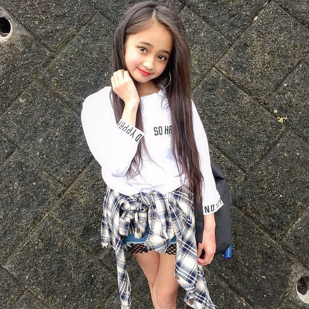 韓国子供服♡smilekids(すまいるきっず) さんのインスタグラム写真 - (韓国子供服♡smilekids(すまいるきっず) Instagram)「* * ☻ご覧頂き有難うございます☻ . . . 💛2019春夏新作🍂💛 . . . . ︎︎︎︎︎︎︎︎︎︎︎︎︎︎︎︎☑︎バックプリントがお洒落な トップス販売中です♡ 袖部分の英字もインパクト有り♡ ユニセックスで着用ok!✨ . . 是非、ゲットして下さい😘 カラー違い、サーモンピンクも 販売中♡ . . . . ———————————————— ♡着画model みゆうᒼᑋªⁿ♡ ☺︎smilekid専属model☺︎ @miiiina0910  身長 125cm 22kg size140 ————————————————— . . web shop http://smilekids888.com/で販売しています← —————————————————— ★ゆうちょ振込での購入も可能です★ web shopより、在庫を確認後  商品名、サイズ、カラーをDMにて 連絡頂けると幸いです☺︎ 確認後のお返事になりますので お時間を頂く場合があります。 在庫が少ない場合や再入荷の人気商品は 取り置きが難しい事があります。 ご了承ください🥺 . . —————————————————— ご購入してくださった方へ✉️ @smilekids888 をタグ付けして投稿して頂いた方を ストーリーにて紹介させて頂きます😍  さらに‥抽選で‥ 毎月、５名様にお買い物で使えるクーポンを プレゼント🎁致します☺️ . 1等‥1.000円OFFクーポン(2名様) 2等‥500円OFFクーポン(3名様) . 沢山のタグ付けをお待ちしています😍  _________________________________________ . ☻webshopには.Instagramプロフより リンクでとべます✈︎✈︎✈︎ http://smilekids888.com/ . #熊本ママ #山鹿 #裏起毛 #韓国子供服 #格安#お洒落を発信 #熊本 #キッズコーデ #キッズ#キッズファッション  #ig_kids #kids_japan #ボーダー #kjp_ootd #今日の服 #kidsfashion #プチプラコーデ  #プチプラファッション #mamagirl #リンクコーデ#ママリ#smilekids #３歳#４歳#５歳#春#新作#カラフル」4月16日 13時04分 - smilekids888