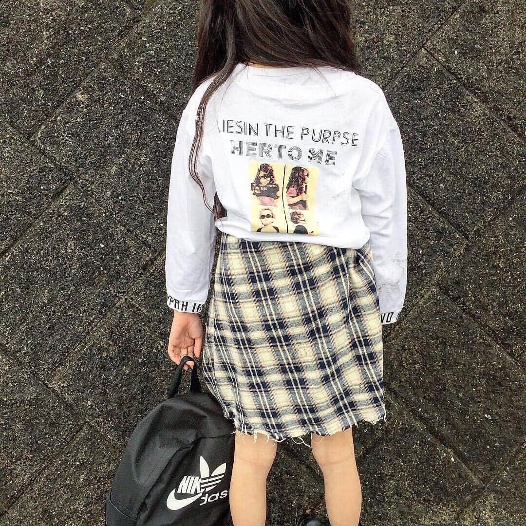 韓国子供服♡smilekids(すまいるきっず) さんのインスタグラム写真 - (韓国子供服♡smilekids(すまいるきっず) Instagram)「* * ☻ご覧頂き有難うございます☻ . . . 💛2019春夏新作🍂💛 . . . . ︎︎︎︎︎︎︎︎︎︎︎︎︎︎︎︎☑︎バックプリントがお洒落な トップス販売中です♡ 袖部分の英字もインパクト有り♡ ユニセックスで着用ok!✨ . . 是非、ゲットして下さい😘 カラー違い、サーモンピンクも 販売中♡ . . . . ———————————————— ♡着画model みゆうᒼᑋªⁿ♡ ☺︎smilekid専属model☺︎ @miiiina0910  身長 125cm 22kg size140 ————————————————— . . web shop http://smilekids888.com/で販売しています← —————————————————— ★ゆうちょ振込での購入も可能です★ web shopより、在庫を確認後  商品名、サイズ、カラーをDMにて 連絡頂けると幸いです☺︎ 確認後のお返事になりますので お時間を頂く場合があります。 在庫が少ない場合や再入荷の人気商品は 取り置きが難しい事があります。 ご了承ください🥺 . . —————————————————— ご購入してくださった方へ✉️ @smilekids888 をタグ付けして投稿して頂いた方を ストーリーにて紹介させて頂きます😍  さらに‥抽選で‥ 毎月、５名様にお買い物で使えるクーポンを プレゼント🎁致します☺️ . 1等‥1.000円OFFクーポン(2名様) 2等‥500円OFFクーポン(3名様) . 沢山のタグ付けをお待ちしています😍  _________________________________________ . ☻webshopには.Instagramプロフより リンクでとべます✈︎✈︎✈︎ http://smilekids888.com/ . #熊本ママ #山鹿 #裏起毛 #韓国子供服 #格安#お洒落を発信 #熊本 #キッズコーデ #キッズ#キッズファッション  #ig_kids #kids_japan #ボーダー #kjp_ootd #今日の服 #kidsfashion #プチプラコーデ  #プチプラファッション #mamagirl #リンクコーデ#ママリ#smilekids #３歳#４歳#５歳#春#新作#カラフル」4月16日 13時04分 - smilekids888