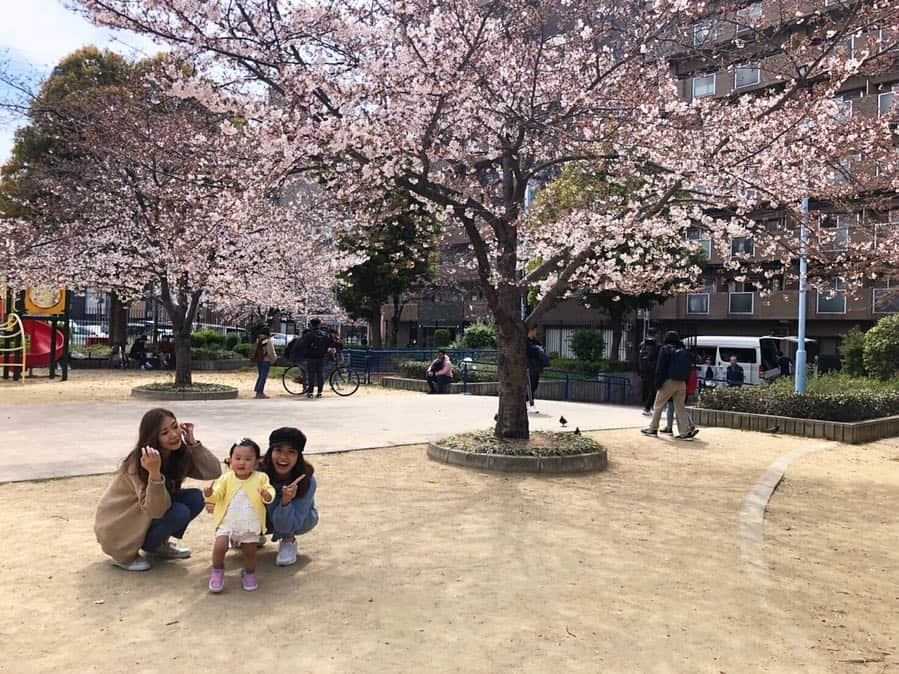 八軒あやねさんのインスタグラム写真 - (八軒あやねInstagram)「お花見つづき🌸🍡 遊具より草踏みつける遊びの方が好きなbaby👶笑 ブランコデビューは泣きまくり😂 プレゼントしたカーディガンめちゃ可愛くコーディネートしてくれてた😍💗 留学でしばらく会えなくなる友人もいたりと、春は何かと寂しい気持ちにもなります😭 また早く会いたいなあ😊  #花見 #お花見 #お花見コーデ #さくら #桜 #ピクニック #女の子ベビー」4月16日 13時05分 - ayagram_8_