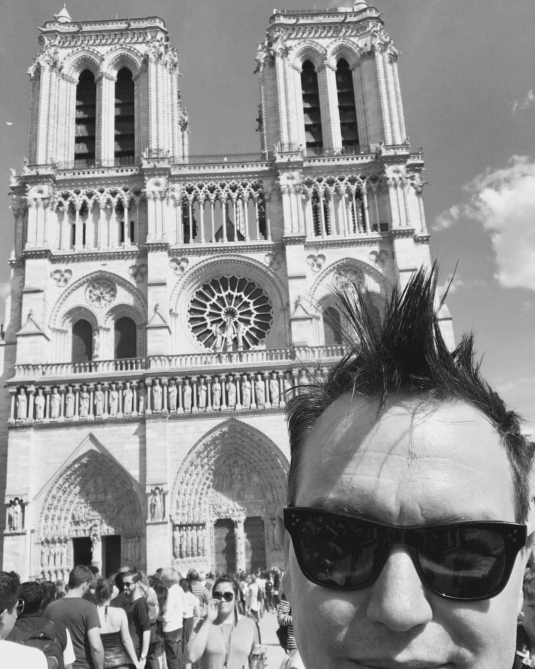 マーク・ホッパスさんのインスタグラム写真 - (マーク・ホッパスInstagram)「Really heartbroken over the damage to such an iconic building. We’ve had so many memories there over the years. Sending love to Paris 🇫🇷.」4月16日 13時07分 - markhoppus