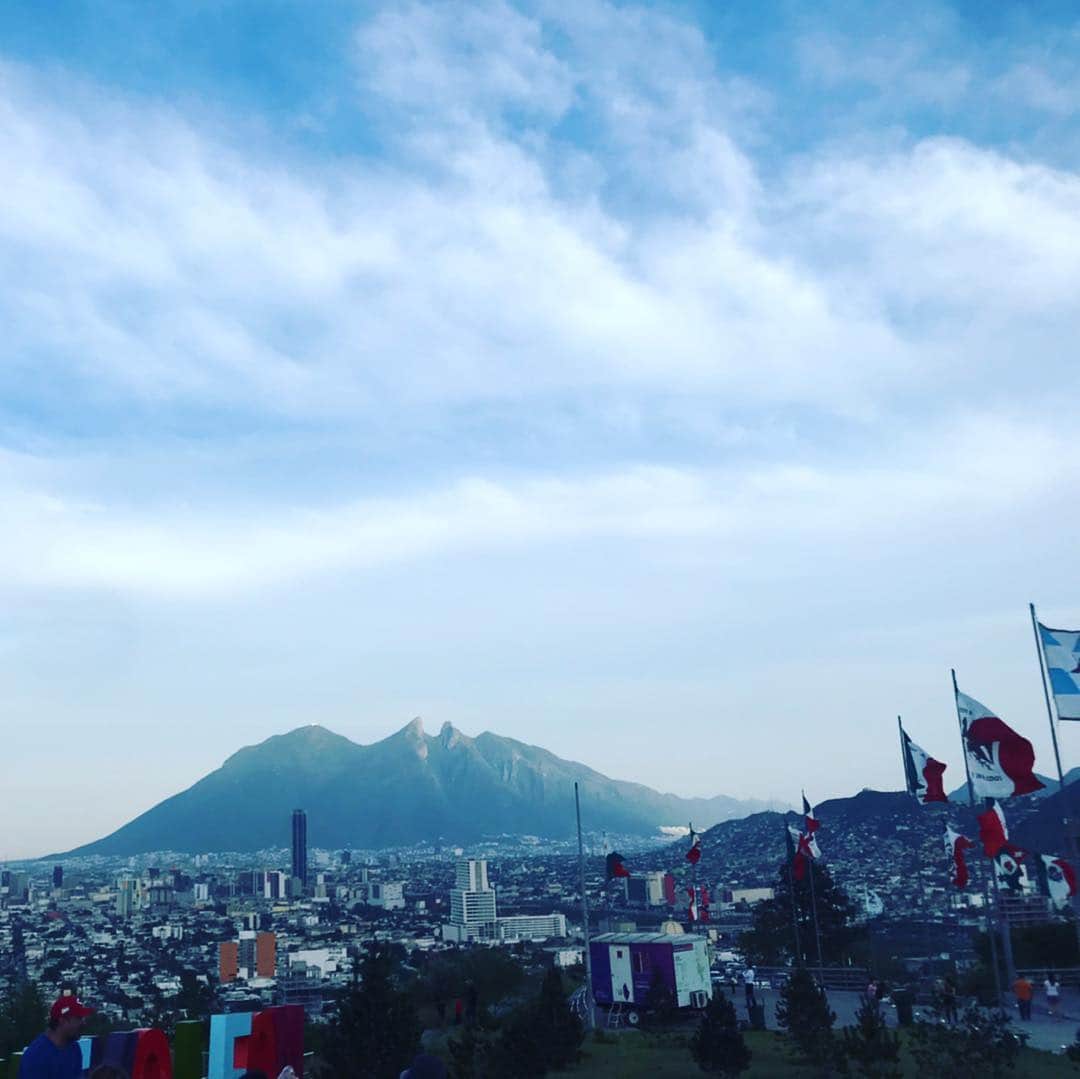 荒波翔さんのインスタグラム写真 - (荒波翔Instagram)「モンテレイを一望できる展望台に来てみました🔭 天気も良くていい眺めでした^ ^ メキシコの歴代の国旗も沢山ありました🇲🇽 #メキシコ#モンテレイ#展望台#国旗 #でかい」4月16日 13時17分 - shoshoshonosho.4