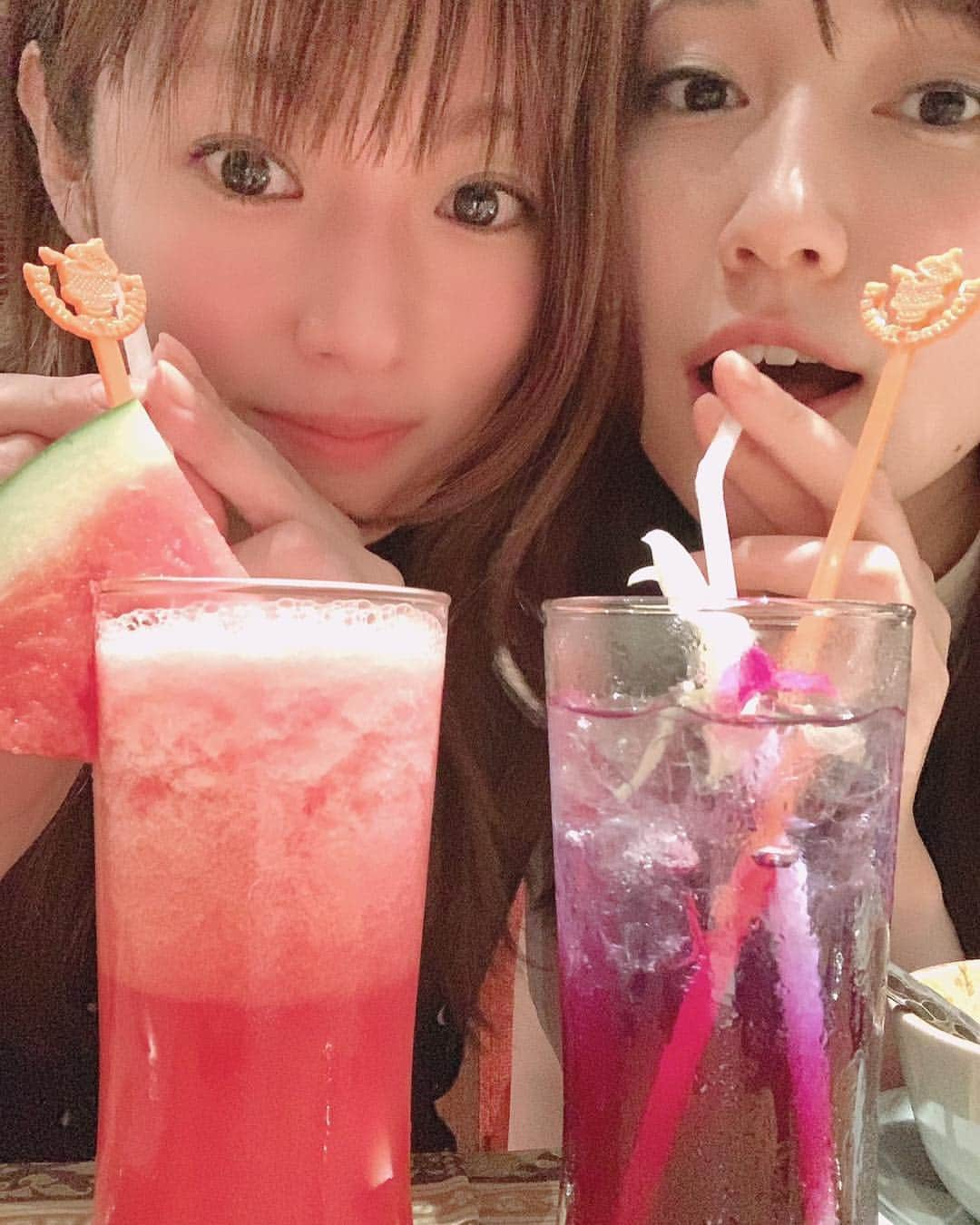 深田恭子さんのインスタグラム写真 - (深田恭子Instagram)「久々のいとちゃん🧵✨しばらく会えてなかったのですがあっという間に大人になっておねえちゃんは眩しいです🥰最近周りが若い方だらけのことが多く一緒にはしゃいでしまうけど、自分の年齢を考えると現実逃避したくなる時があります笑。もう‼️こうなったら素敵で魅力溢れる大人になりたいと今更決意を固めた今日この頃でした🤔♥️ #でもどうしたらいいのかな笑 #時間かかりそう… #皆様はどんな大人に憧れますか #あっ記念すべき101投稿目でした #皆様いつもありがとうございます #こうして皆様と繋がれて幸せ #大野いと ちゃん #kyokofukada」4月16日 13時12分 - kyokofukada_official