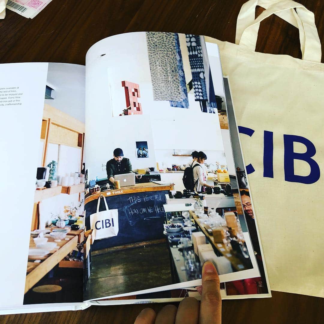 津久井智子さんのインスタグラム写真 - (津久井智子Instagram)「#cibi  #cibitokyo  千駄木とメルボルンで 日本のセンスの良い暮らしの道具や家庭料理を伝えている、素敵なご夫婦にお会いしました。 縁を繋いで下さった長竹さんに感謝です。」4月16日 13時16分 - tomokotsukui