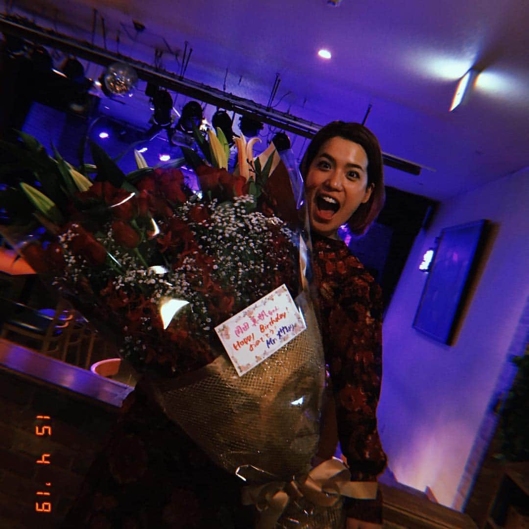 岡田真帆のインスタグラム：「27歳になりました！！ ただ今、TOKUさんの九州ツアーに参加させて頂いてまして、昨日、熊本CIBにてサプライズでお祝いして頂きました😭嬉しさの極みでした！！ 本当にありがとうございました！  100歳まで生きるつもりなので、まだ73年も時間あるわけなので、焦らずコツコツ、確実に年を重ねて行きたいなと思ってます！  今日は福岡Rooms!」