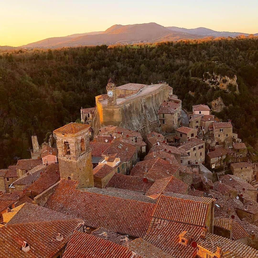 Lonely Planetさんのインスタグラム写真 - (Lonely PlanetInstagram)「#LonelyPlanet author @maxwellvirginia took this envy-inducing shot across the terracotta rooftops of #Sorano, #Tuscany, from her hotel window on a recent trip. 😍」4月16日 19時00分 - lonelyplanet