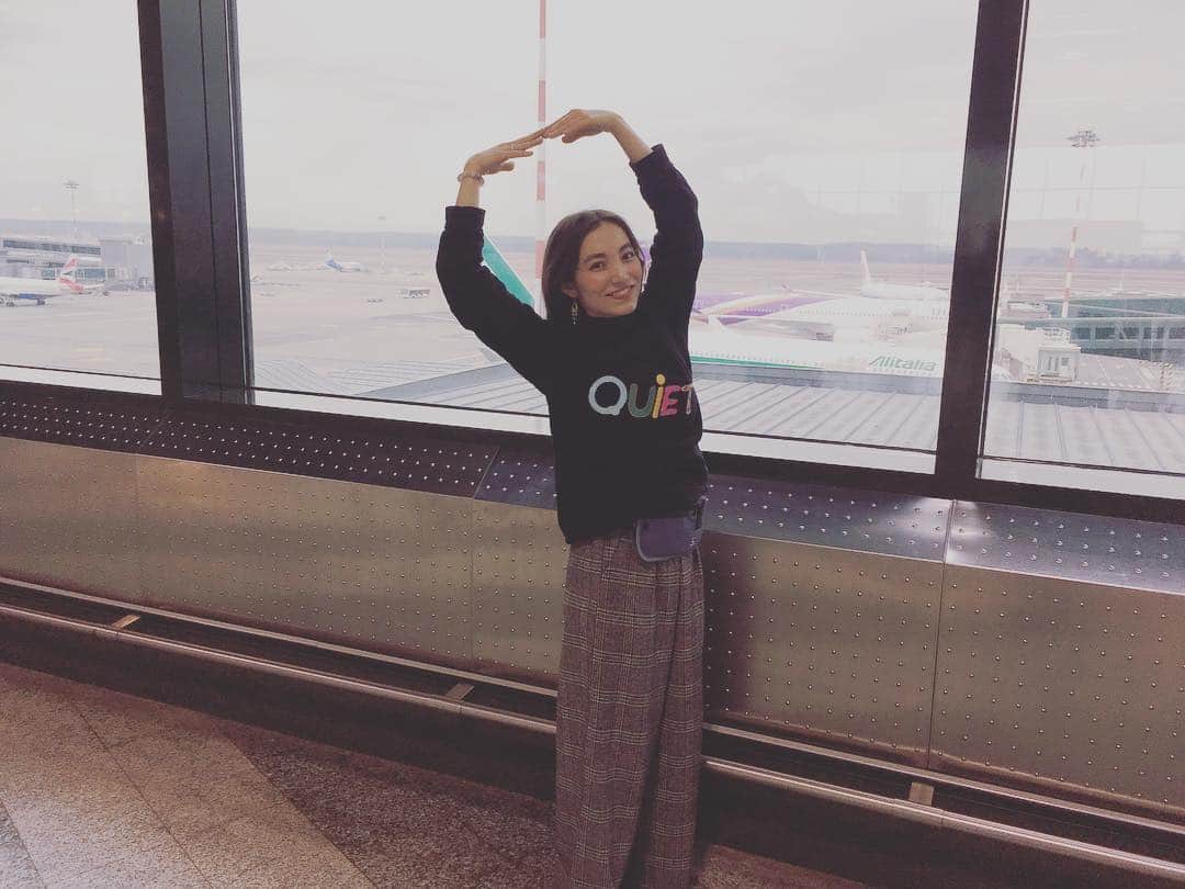 加藤ジーナさんのインスタグラム写真 - (加藤ジーナInstagram)「イタリア旅行では この子(#セキュリポ)を主に空港で使ってたんだけど、 街中でクレジットカードのスキミングに遭って不正利用されたから😢 次からは街中でもこの子を愛用します！！！👶🏻 超薄いのにパスポート、カード、スマホ全部入るから本当すごい🤔✨ そんな事よりとにかくスキミング防止！頼りにしてます！ #海外旅行 #ミラノ #イタリア #ヨーロッパ #旅行 #旅の持ち物 #スキミング #スキミング防止 #空港 #安全対策 #旅行好きな人と繋がりたい」4月16日 19時00分 - katogina_718