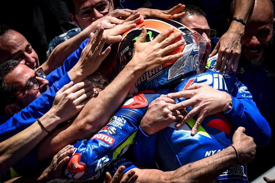MotoGPさんのインスタグラム写真 - (MotoGPInstagram)「Team work makes the dream work 🤩 // What a moment of joy for the @suzukimotogp team after @alexrins took his debut victory in #MotoGP at the #AmericasGP 🇺🇸 #AR42 #Motorcycle #Racing #Motorsport」4月16日 19時02分 - motogp