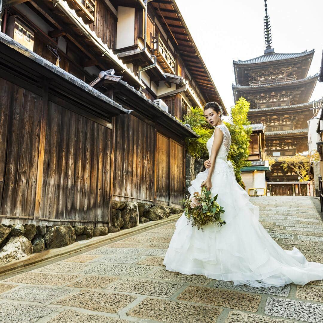 アカガネリゾート京都東山1925さんのインスタグラム写真 - (アカガネリゾート京都東山1925Instagram)「高台寺、清水寺…京を代表する名所の数々も徒歩圏内という、遠方からはもちろん近府県在住のゲストにもきっと喜ばれるロケーション。　　国が選定した「重伝建地区」の中心地に位置するAKAGANE RESORTがふたりのウエディングの舞台に。ㅤㅤㅤㅤㅤㅤㅤㅤㅤㅤㅤ ㅤㅤㅤㅤㅤㅤㅤㅤㅤㅤㅤㅤㅤ ㅤㅤㅤㅤㅤㅤㅤㅤㅤㅤㅤㅤㅤ ㅤㅤㅤㅤㅤㅤㅤㅤㅤㅤㅤㅤㅤ  #akagane_wedding#akaganeresort#akaganeresortkyotohigashiyama1925#京都婚#一日だけど一生のこと#akagane#アカガネリゾート京都東山1925#京都花嫁#kyotowedding#京都#kyoto #卒花嫁#プレ花嫁#結婚式場#ウェディングフォト#全国のプレ花嫁さんと繋がりたい#プレ花嫁さんと繋がりたい#京都で結婚式」4月16日 13時36分 - akagane1925