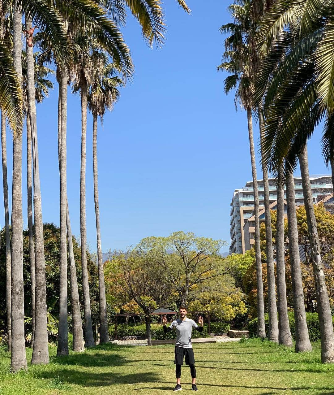 ダビド・ビジャさんのインスタグラム写真 - (ダビド・ビジャInstagram)「Great atmosphere today!!! Working hard to get back ASAP!!! 🏃🏻‍♂️👌🏻🌴🌳 #visselkobe #japan #teamvos #adidastokyo」4月16日 13時38分 - davidvilla