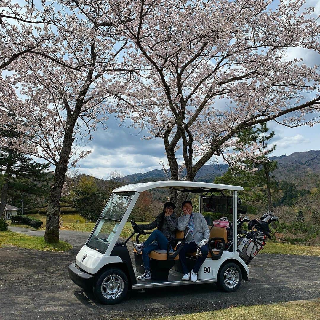 SATOKOさんのインスタグラム写真 - (SATOKOInstagram)「ここ数日は仲良しの友だちと旅行してた♡ 全身ボロボロに疲れていたけど、良い景色とお肉とスッポンとお蕎麦と温泉で元気になった〜(๑˃̵ᴗ˂̵) #極悪6人組 #親友 #最高かよ #ゴルフ始める #旅行」4月16日 13時39分 - fc_satoko