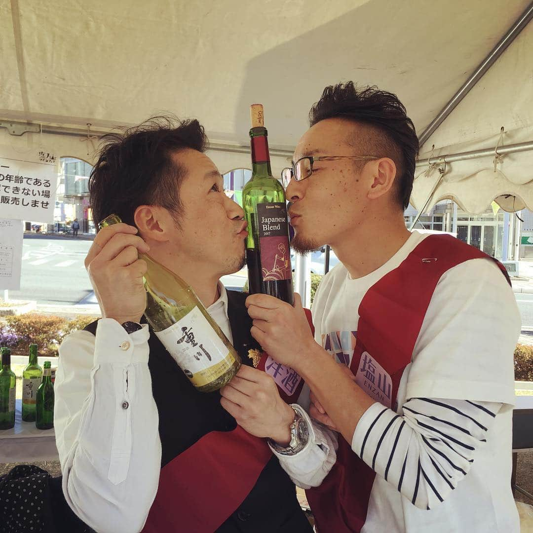 ひぐち君さんのインスタグラム写真 - (ひぐち君Instagram)「人生初のフェスは先日の「塩ノ山ワインフェス」🍷 塩山駅を降りて会場に向かう途中、聞こえてくる音楽ですでにワクワク。 野外でのんびり、音楽と日本ワインのマリアージュ🍷大人も子供もみんな笑顔で、犬も楽しそう。笑い声が絶えない、最高のフェスでした🎸 #塩ノ山ワインフェス 2019 #kisvinwinery  #牛奥第一葡萄酒  #塩山洋酒 #甲斐ワイナリー #奥野田葡萄酒 #機山洋酒  #駒園ヴィンヤード #サンキングカフェ  #豆の樹の家  #三養醸造  #マルサン葡萄酒  #日本ワイン 🇯🇵 #japanesewine #vinjaponais  #wine #vin #vino #winetime #winelover #instawine #wineexpert  #山梨県 #甲州市 #塩山」4月16日 14時08分 - higehiguchi