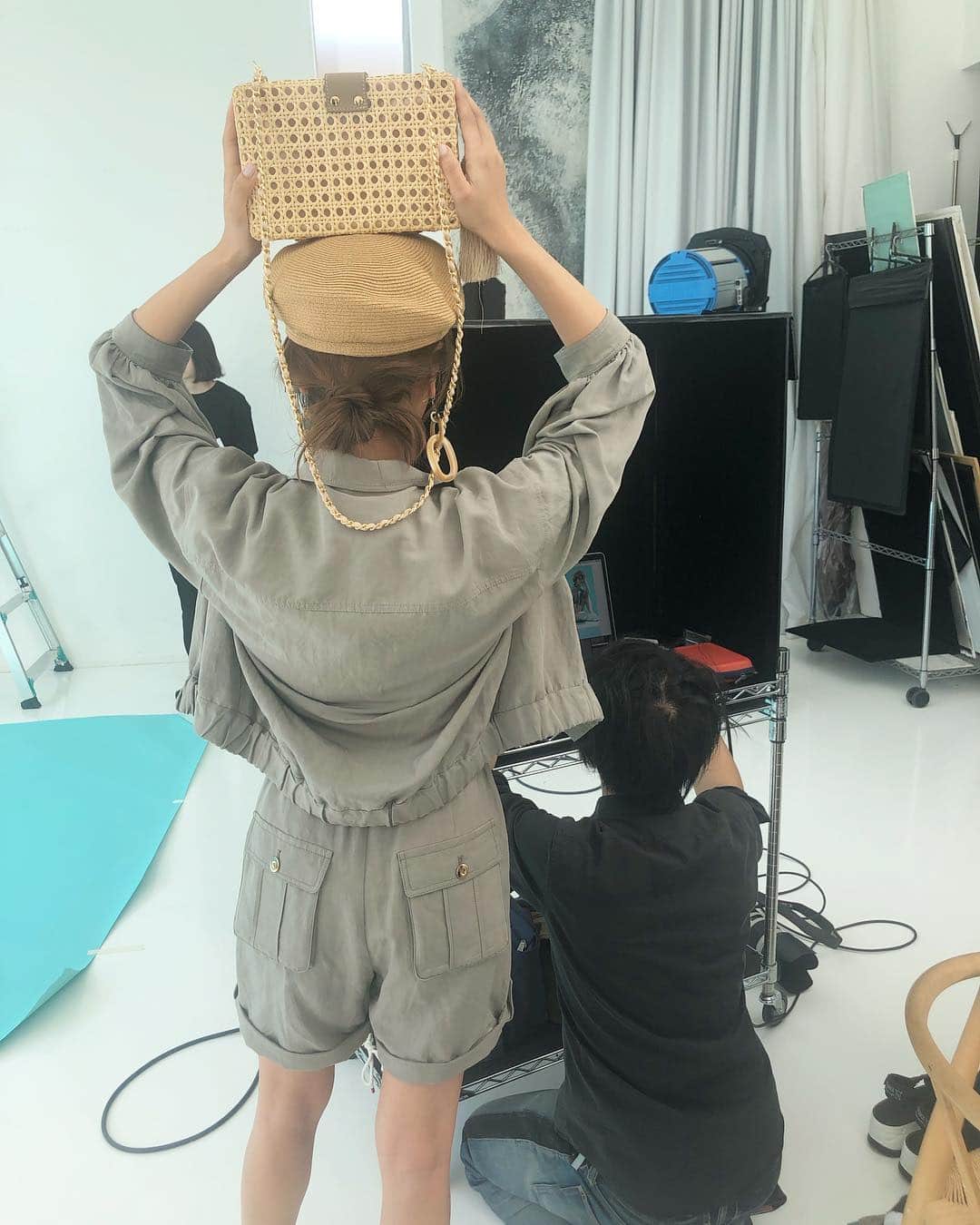 近藤千尋のインスタグラム：「今日もわいわい撮影中❤️ @mamagirl_jp  もう夏服でお天気も良くて最高🌈 笑顔が絶えないメンバーです☺️☺️☺️」