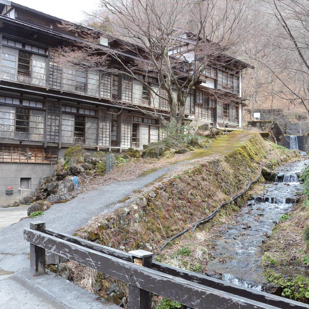 やふさんのインスタグラム写真 - (やふInstagram)「土日は三国街道の秘湯法師温泉へ。素晴らしい温泉でした。桜どころか梅もまだという寒さで、隣県とは思えない季節の違いを感じました。 翌日は三国峠を越えて子供の頃スキーしたスキー場をチラッと見てから再び三国街道へ戻り、須川宿でおいしいケーキとお茶して帰宅。 . #温泉旅行 #法師温泉 #法師温泉長寿館 #三国街道 #苗場スキー場 #須川宿」4月16日 13時44分 - kyafy