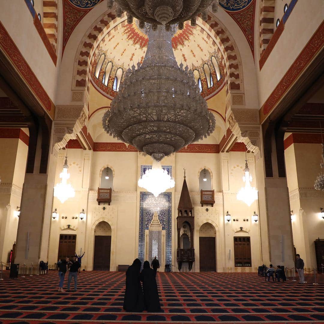 山本大希さんのインスタグラム写真 - (山本大希Instagram)「中東のパリとも呼ばれているレバノンの首都ベイルート🇱🇧 中東の雰囲気はモスクくらい🕌ヨーロッパみたいな街並みもあれば東京みたいな街並みも。 モスクはイスラム教徒出なくても入場可能。 レバノン内戦の影響で被弾したホテルがそのまま残り、群馬県産の牛リブロース3.3kgが499,000レバノンポンド(約37,000円)で売っている街、それがレバノンの首都、ベイルート🇱🇧 #モスク #レバノン #ベイルート #パリ #中東のパリ #街並み #イスラム教 #内戦 #傷跡 #牛肉 #リブロース #首都 #mosque #lebanon #beirut #paris #parisofmiddleeast #muslim #beef #capital」4月16日 13時45分 - youtuber_yamamoto