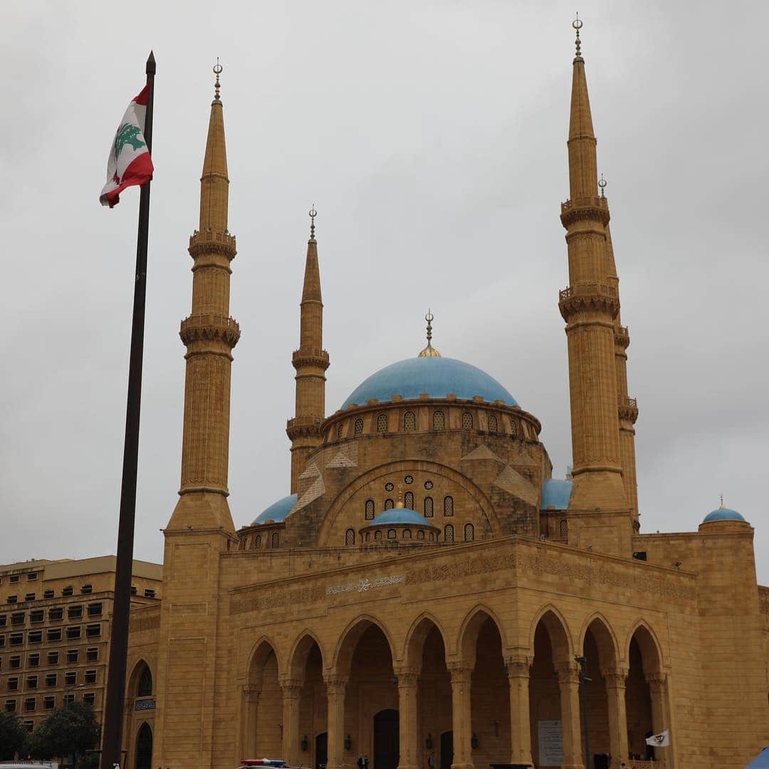 山本大希さんのインスタグラム写真 - (山本大希Instagram)「中東のパリとも呼ばれているレバノンの首都ベイルート🇱🇧 中東の雰囲気はモスクくらい🕌ヨーロッパみたいな街並みもあれば東京みたいな街並みも。 モスクはイスラム教徒出なくても入場可能。 レバノン内戦の影響で被弾したホテルがそのまま残り、群馬県産の牛リブロース3.3kgが499,000レバノンポンド(約37,000円)で売っている街、それがレバノンの首都、ベイルート🇱🇧 #モスク #レバノン #ベイルート #パリ #中東のパリ #街並み #イスラム教 #内戦 #傷跡 #牛肉 #リブロース #首都 #mosque #lebanon #beirut #paris #parisofmiddleeast #muslim #beef #capital」4月16日 13時45分 - youtuber_yamamoto