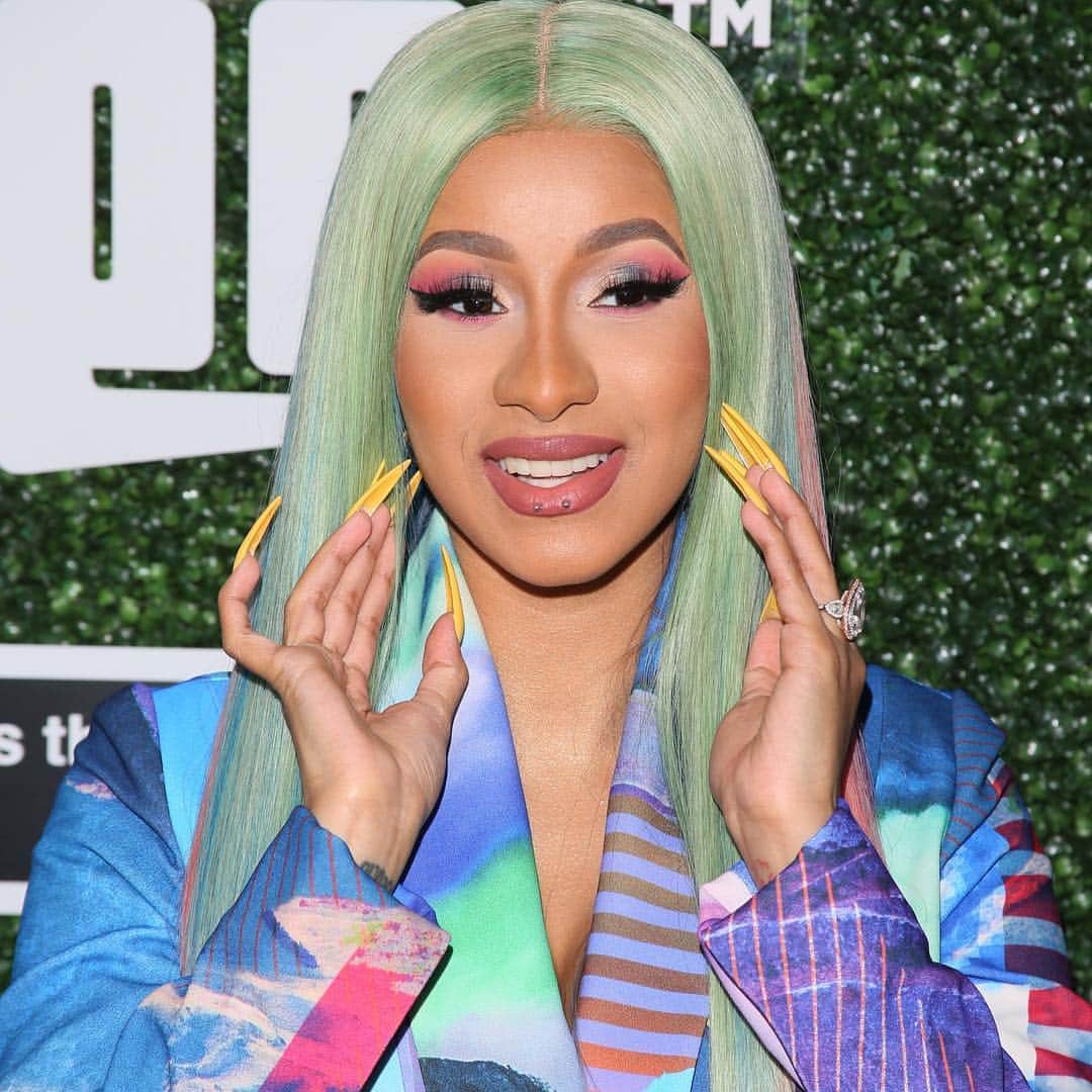Anastasia Beverly Hillsさんのインスタグラム写真 - (Anastasia Beverly HillsInstagram)「Makeup by @erika_lapearl_mua on @iamcardib 🙏🏼 thank you so much 😍 love  BROWS • Dipbrow pomade in ash brown & Brow Wiz dark brown (#brush in 7b) set her brow hair using clear brow  EYES •  Rivera 🛳 Palette - “Monte Carlo and Coastline and for eyelids. Palermo, Seychelles and Sails  BRONZER •  Powder Bronzer in saddle 😍  GLOW • So Hollywood 😍 (neck and chest Shimmer Body Oil  #bodyoil (amazingggggg I #love this stuff) #anastasiabeverlyhills」4月16日 13時49分 - anastasiabeverlyhills
