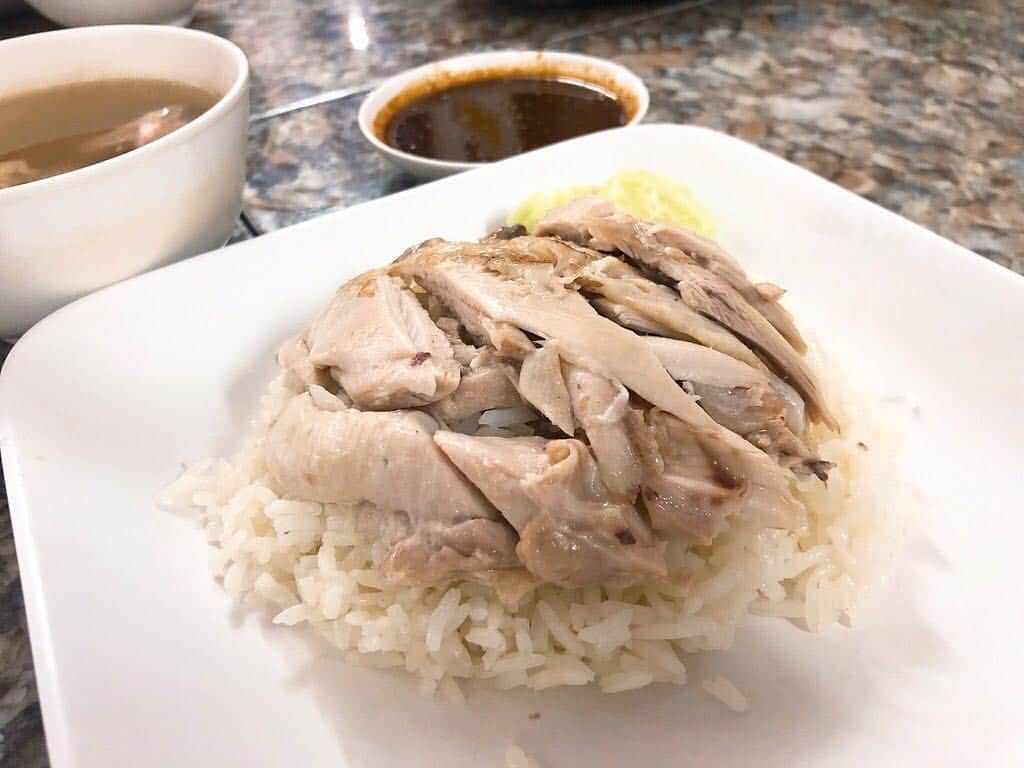 イモトのWiFiのインスタグラム：「. タイのチキンライスと言われているカオマンガイ！ 茹でた鶏肉を鶏のスープで炊いたご飯に乗せて食べる定番タイ料理です＾＾ 甘辛いタレとお肉、ご飯がベストマッチ◎ シンプルだけど奥深～い味わいにアナタも魅了されるはず。 セットのスープもこれまた絶品です！ . . #イモトのWiFi#羽田空港#成田空港#海外旅行#タイ#タイ旅行#タイ料理#ベトナム#観光地#ベトナム旅行#ベトナム料理#タビジョ#旅行コーデ#旅行#旅行好きな人と繋がりたい#旅好き#フォトジェニック#休日#おでかけ#旅したくなるフォト#タイ国際空港#旅女#マイトリ#トリップ#ひとり旅#旅行大好き#バックパッカー女子#女一人旅#一人旅#世界遺産」