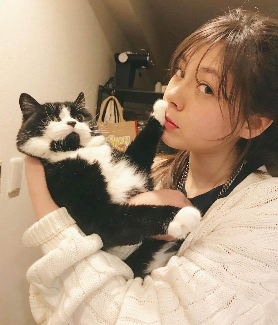 エモン・久瑠美のインスタグラム：「Nowa ただいまのチューを嫌がる顔🙄🙄」