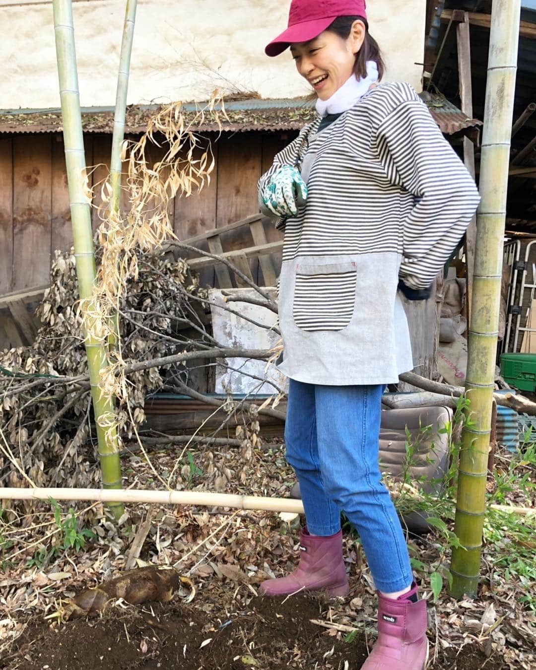 加藤紀子さんのインスタグラム写真 - (加藤紀子Instagram)「朝から畑でタケノコ掘り👩🏻‍🌾 随分大きなのが採れたので、 若竹煮にしたり筍ご飯にしたり♡ 初物嬉しいー！  #カトノリ農園 #たけのこの里も大好きですよ #左右手袋が違うのは気になさらず」4月16日 14時10分 - katonoriko