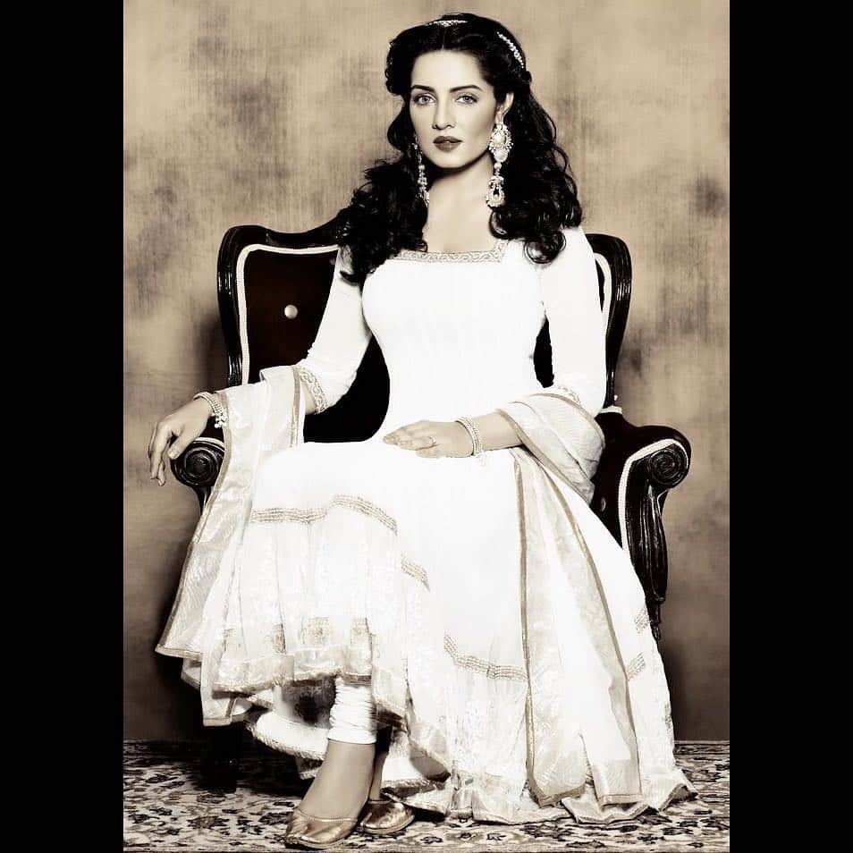 セリーナ・ジェイトリーさんのインスタグラム写真 - (セリーナ・ジェイトリーInstagram)「Apparently I am a spitting image of my paternal grandmother who was s Kashmiri pandit... when you have so many different bloodlines running within you.. where do you look for your true identity is a question someone recently asked me... .. As far as I know my self, my identity is s combined effort of many who made me .. Most importantly.. what “I” made of my life.. will carry the genes I am blessed with and pass them to my sons with a sense of responsibility to appreciate diversity in our world and within ourselves .. #yearoftolerance #mydubai #gratitude #bloodline  #genetics #familytree #diversity #racialequality #love #generation #beautyqueen #beautyqueens4ever #msindia #msuniverse #c #celina #celinajaitlyofficial #celinajaitlyday #celinajaitley #celinajaitly #insta thanks @vickkyidnaaniphotography for the #pic」4月16日 14時11分 - celinajaitlyofficial