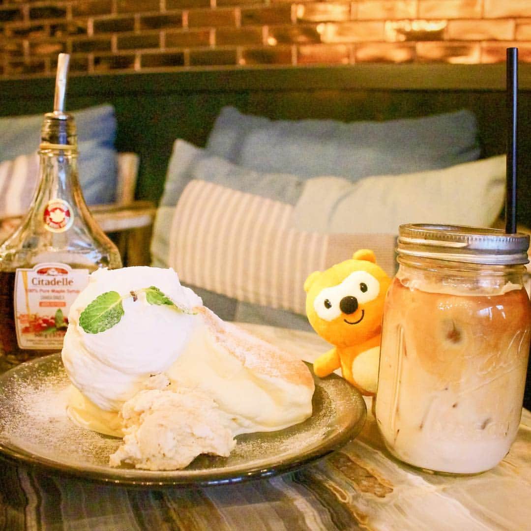 ポンタのインスタグラム：「. . 新生活には慣れた？？ 休めるときはゆっくり休んでね💓  起きたときに朝日☀を浴びると 元気が出てくるよ😊✨ . . 外も暖かくなってきたから 散歩するの楽しいな♪ カフェ☕でまったりタイム😍💓 . . . #ponta #ポンタ  #ポンスタグラマー #ポンタのポンスタグラマーへの道　#ポンスタグラム #撮りポン #パンケーキ #ホットケーキ #パンケーキ食べたい #espressodworks #恵比寿 #スイーツ男子 #ぬい撮り #ちょっこりさん　#フォトジェニック #インスタ映え #写真好きな人と繋がりたい　#おしゃれさんと繋がりたい #coffee #instafood #foodstagram #tokyocafe #ebisu」