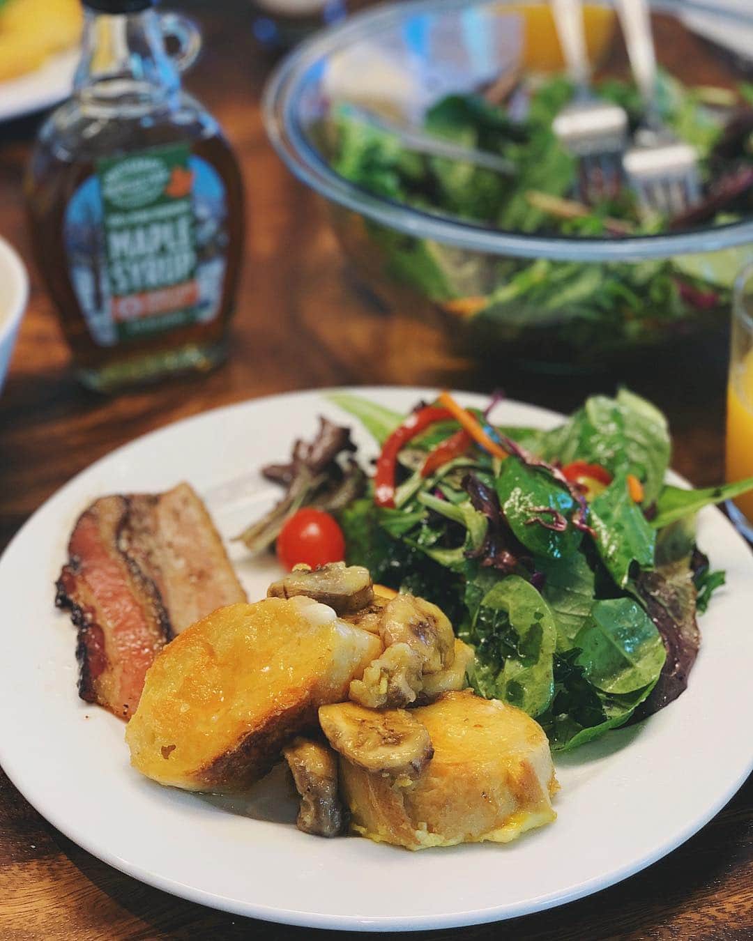 猪鼻ちひろのインスタグラム：「💪🏻😴🥗 #ちひろkitchen in ハワイ みんなの朝ごはん係🥖﻿ ﻿ 1.フレンチトースト＋焼きバナナに、超美味しすぎるベーコンを添えて🥓ドレッシングも作った！﻿ ﻿ 2.キッチンの高さがアメリカ〜〜〜ン。髪も服もお家ではいつもこんな感じ🍡﻿ ﻿ 3.使ったものを載せてみる。食材はWHOLE FOODSで調達したよ！美味しいものが沢山で﻿オススメがありすぎる。 ﻿ 4.とにかく弱火でじっくりと。喋りながら撮ってくれている優しさ、楽しさ、ありがとうございます！﻿ ﻿ 5.前日深夜、フレンチトーストの仕込み。アーモンドミルクと卵とメープルシロップ少々。硬くなってしまったフランスパンをフォークでグサグサ刺す🍴(切り方を途中で変えた笑)﻿ ﻿ #ちひろのごはん」